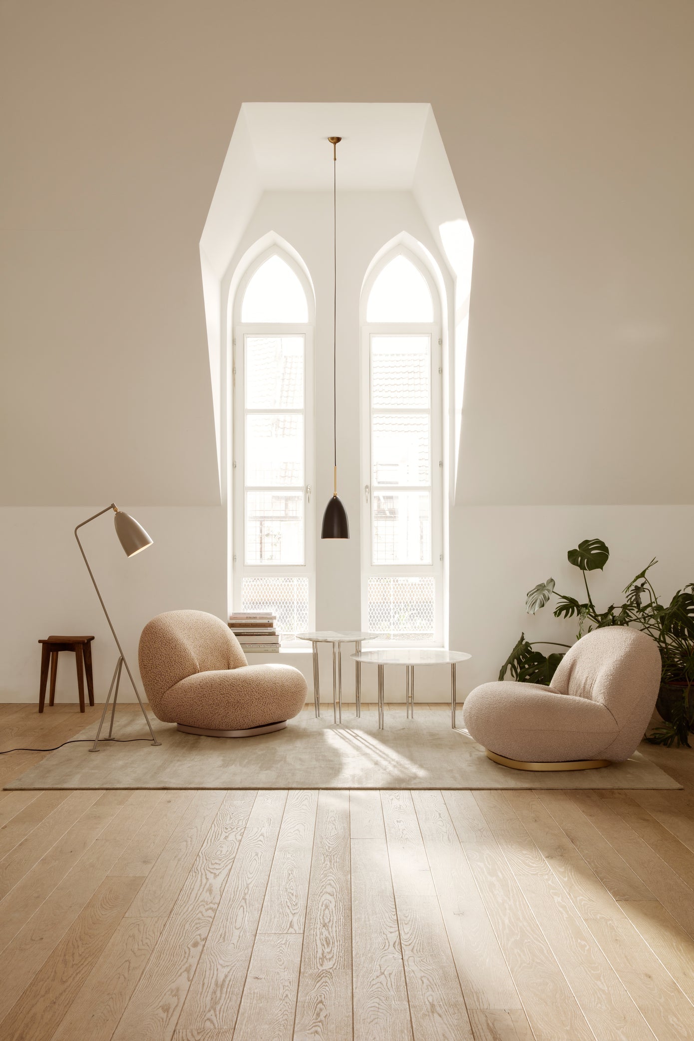 GRÄSHOPPA black matte tripod floor lamp