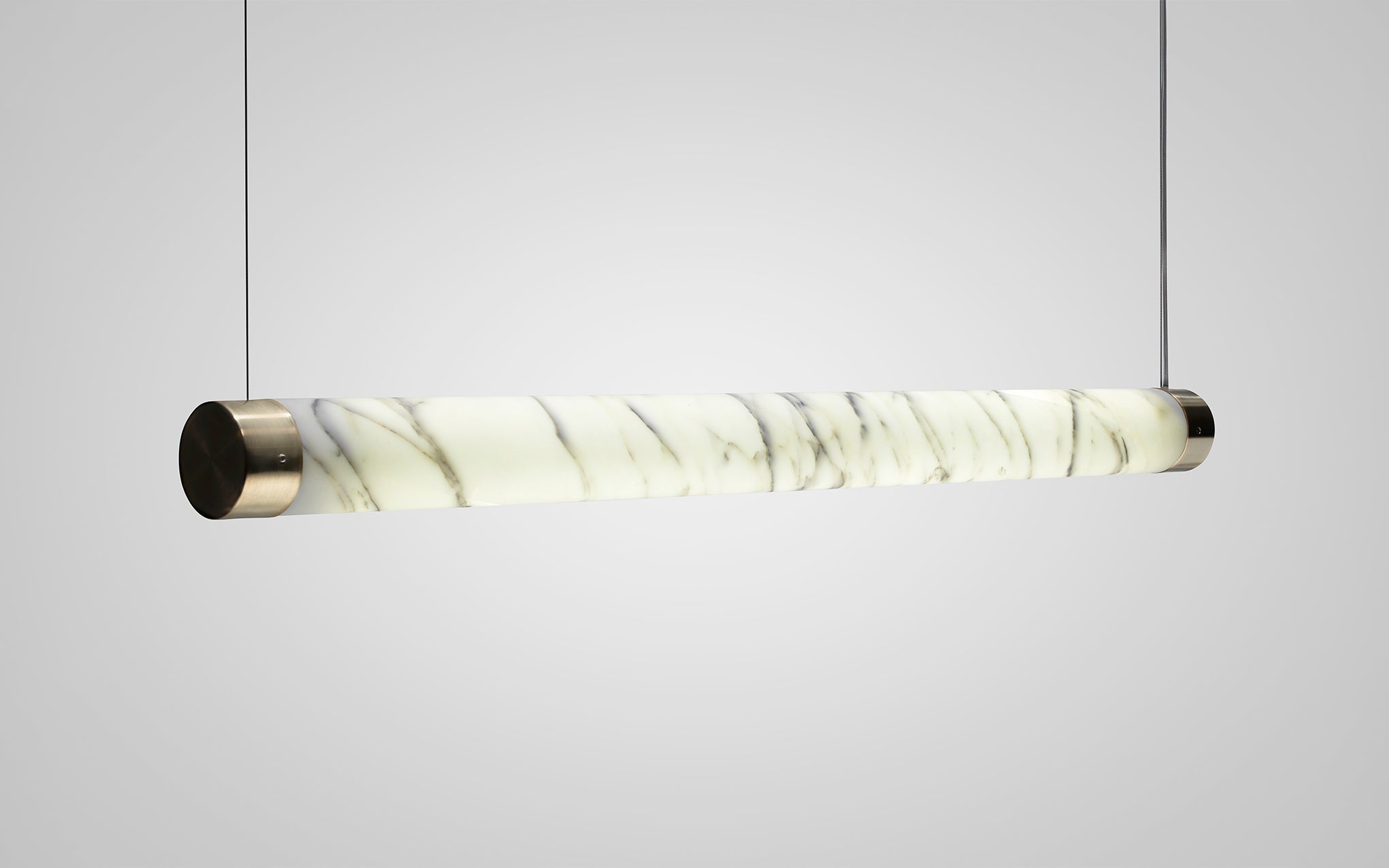 Lustrná lampa TUBE z mramoru s mosazným povrchem