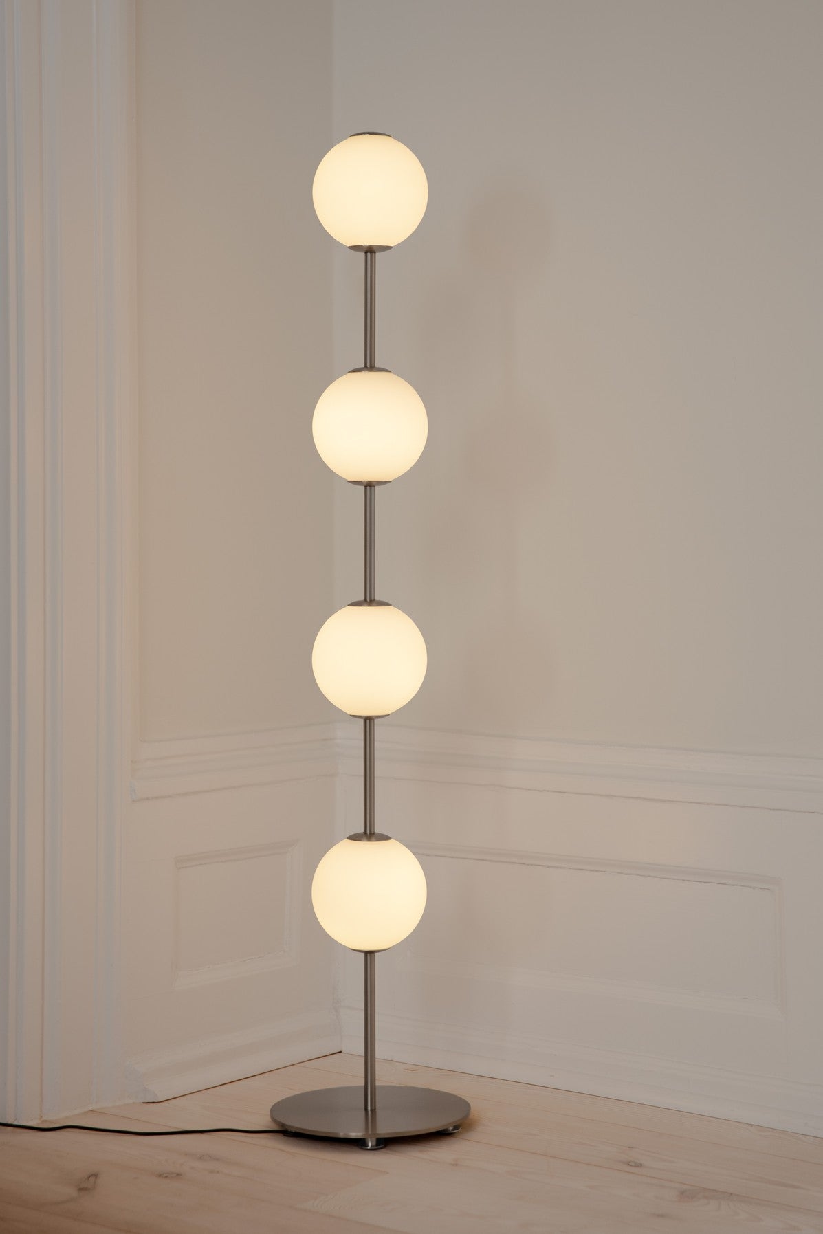 Stojací lampa AUDREY bílá se stříbrným prvkem