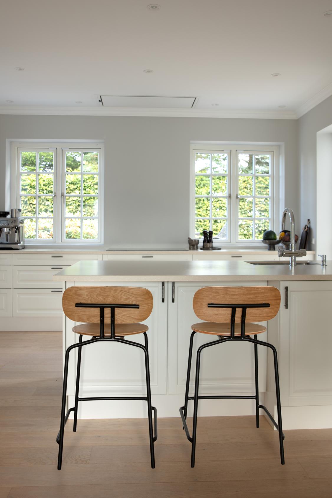 Curious Hocker Creamy plush with a black base