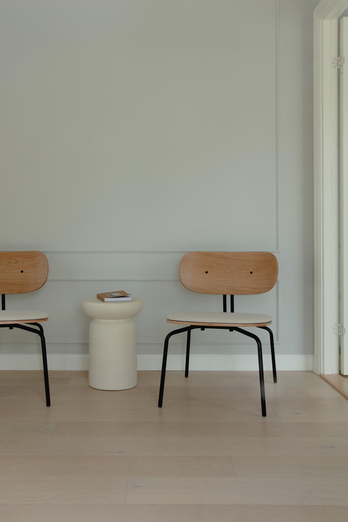 Curious oak veneer armchair with a black base