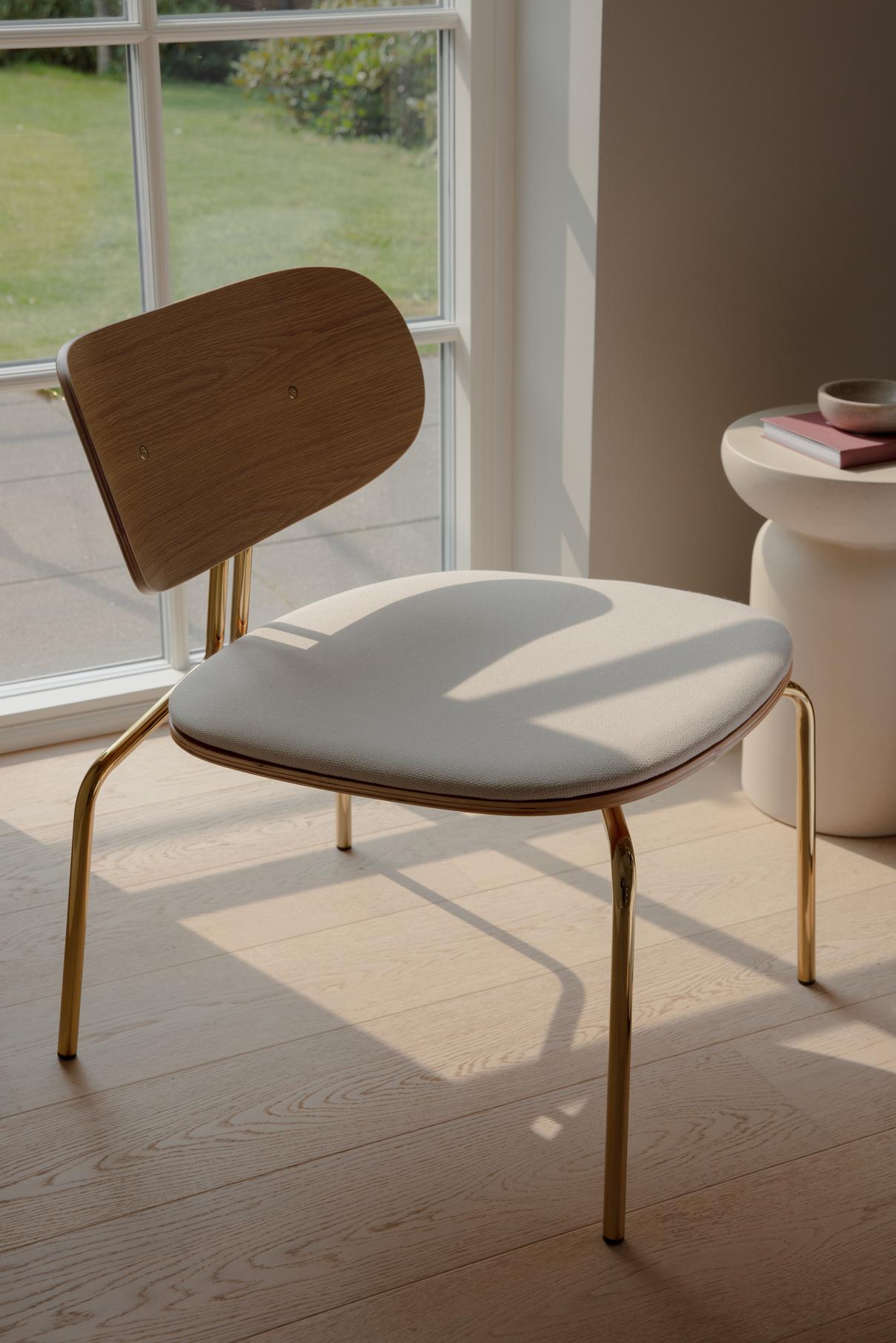 Curious oak veneer armchair with a black base