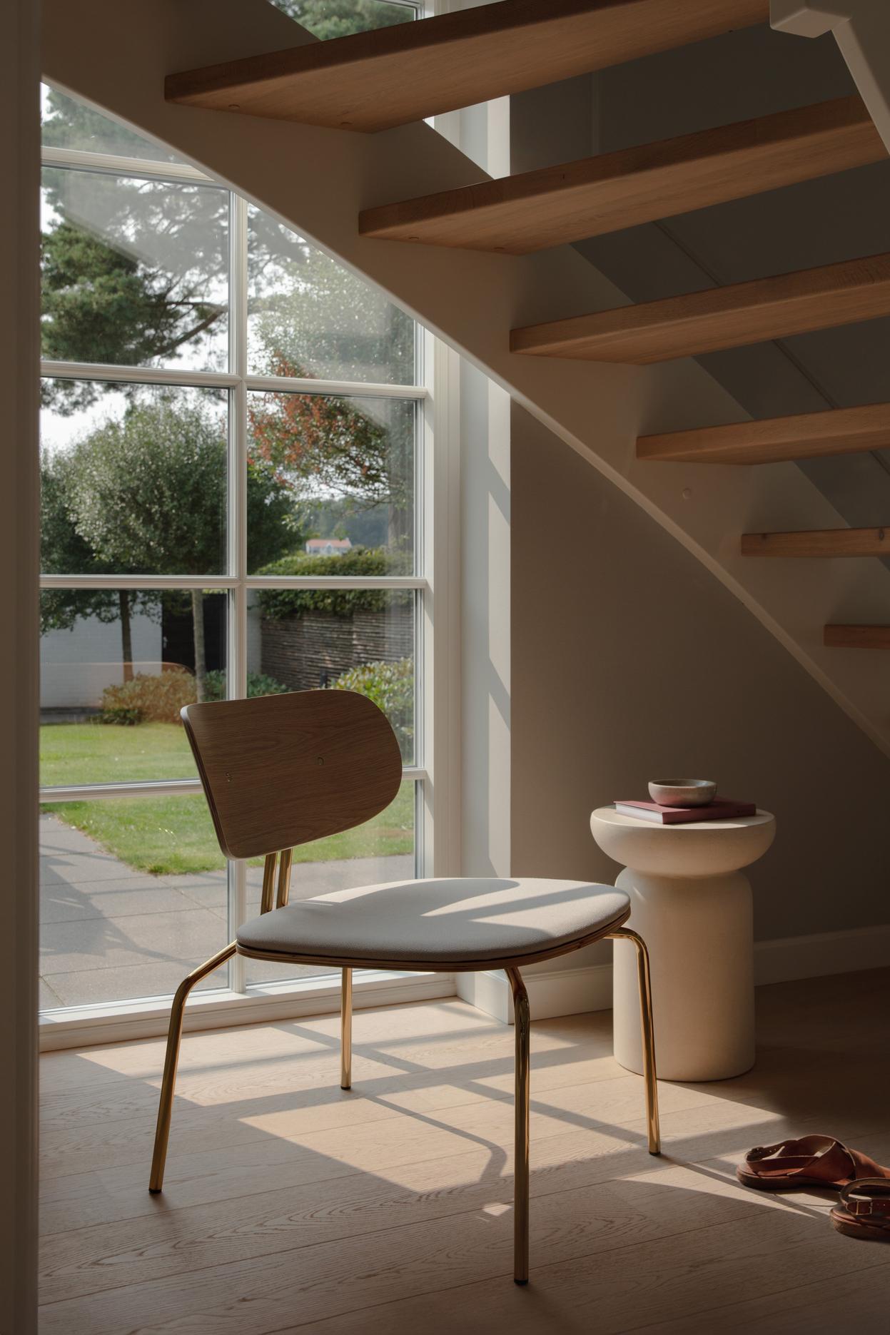 Curious oak veneer armchair with a black base