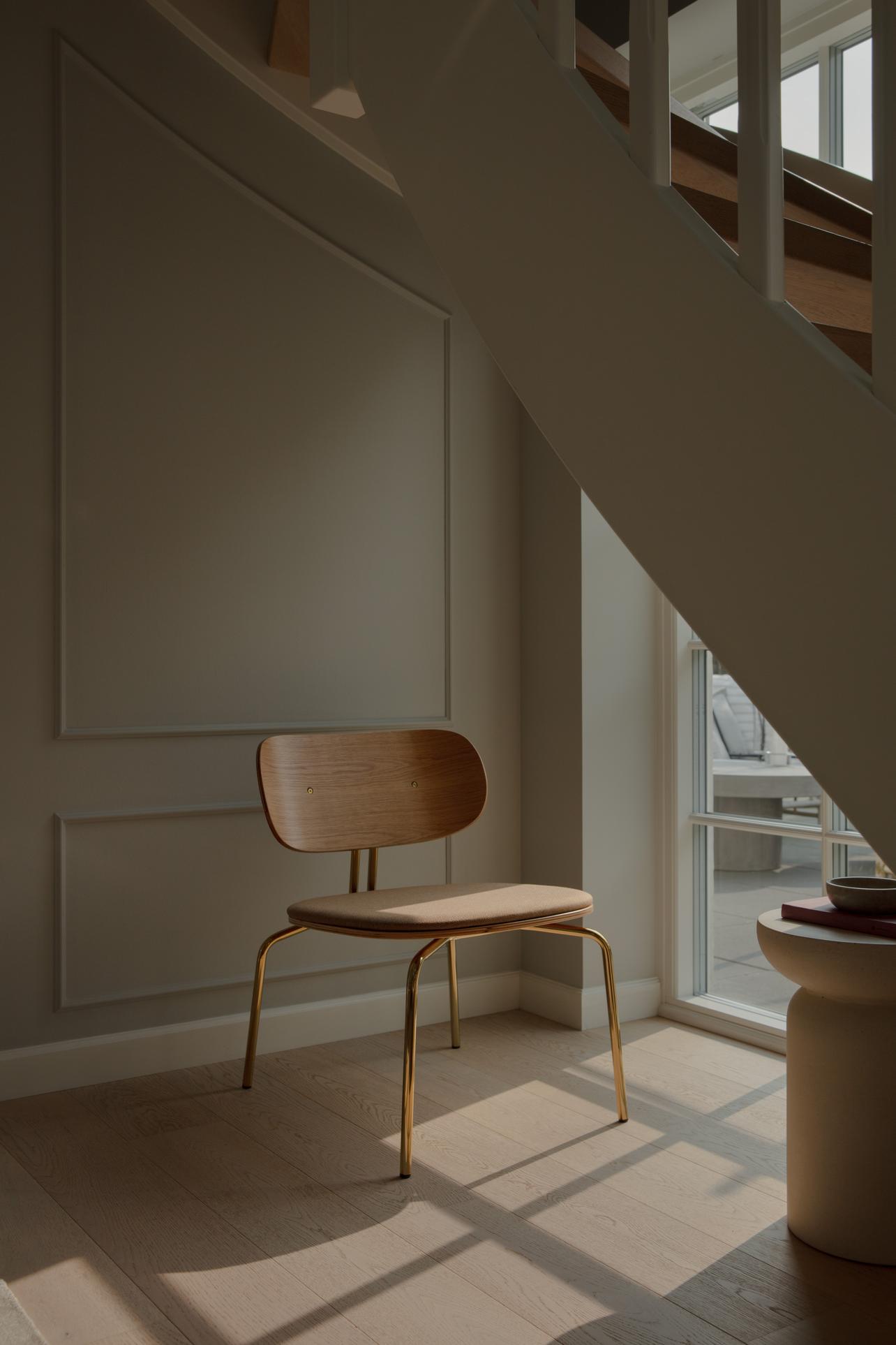 Curious oak veneer armchair with a black base