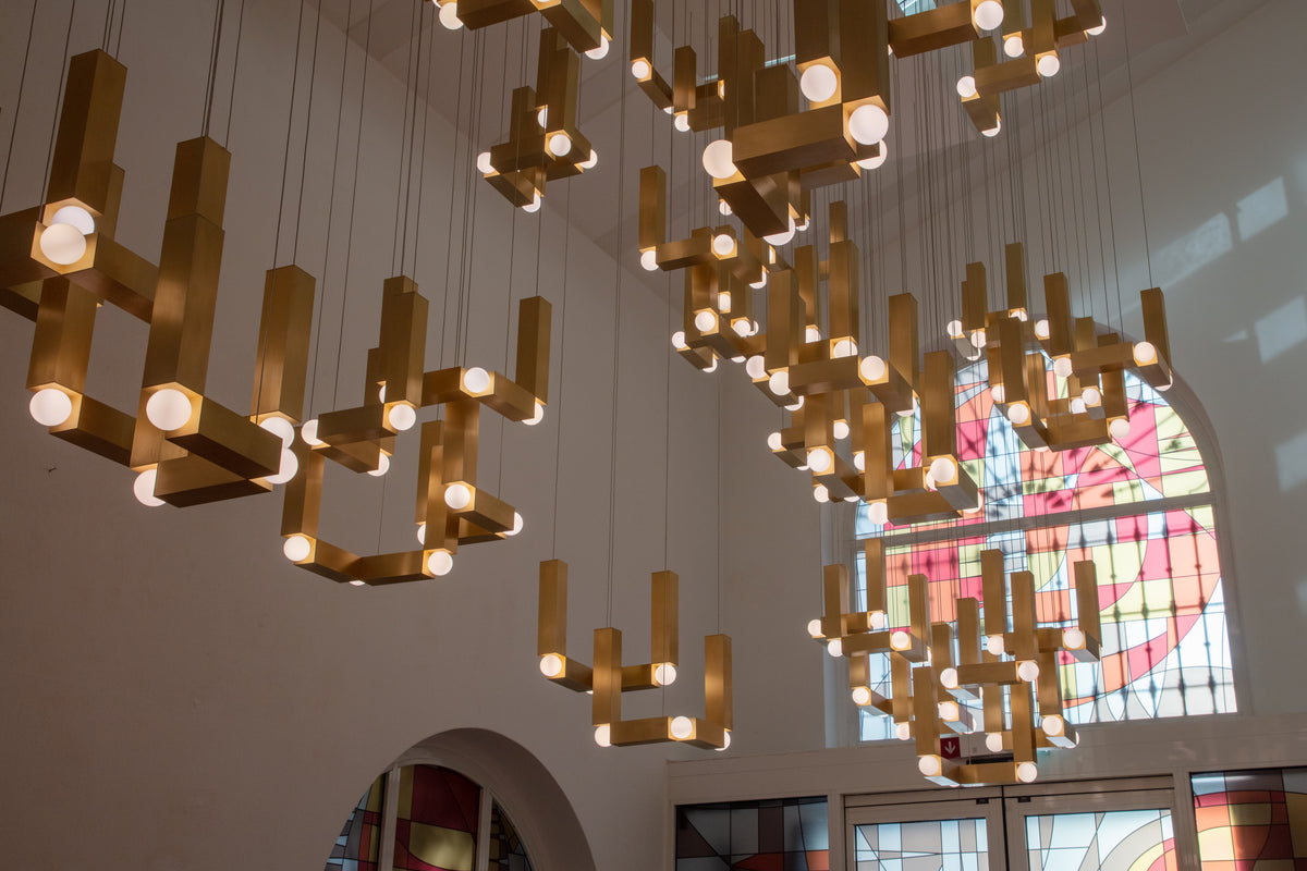Lampa visící VESPER QUATTRO s opálovým stínidlem a hnědým povrchem.