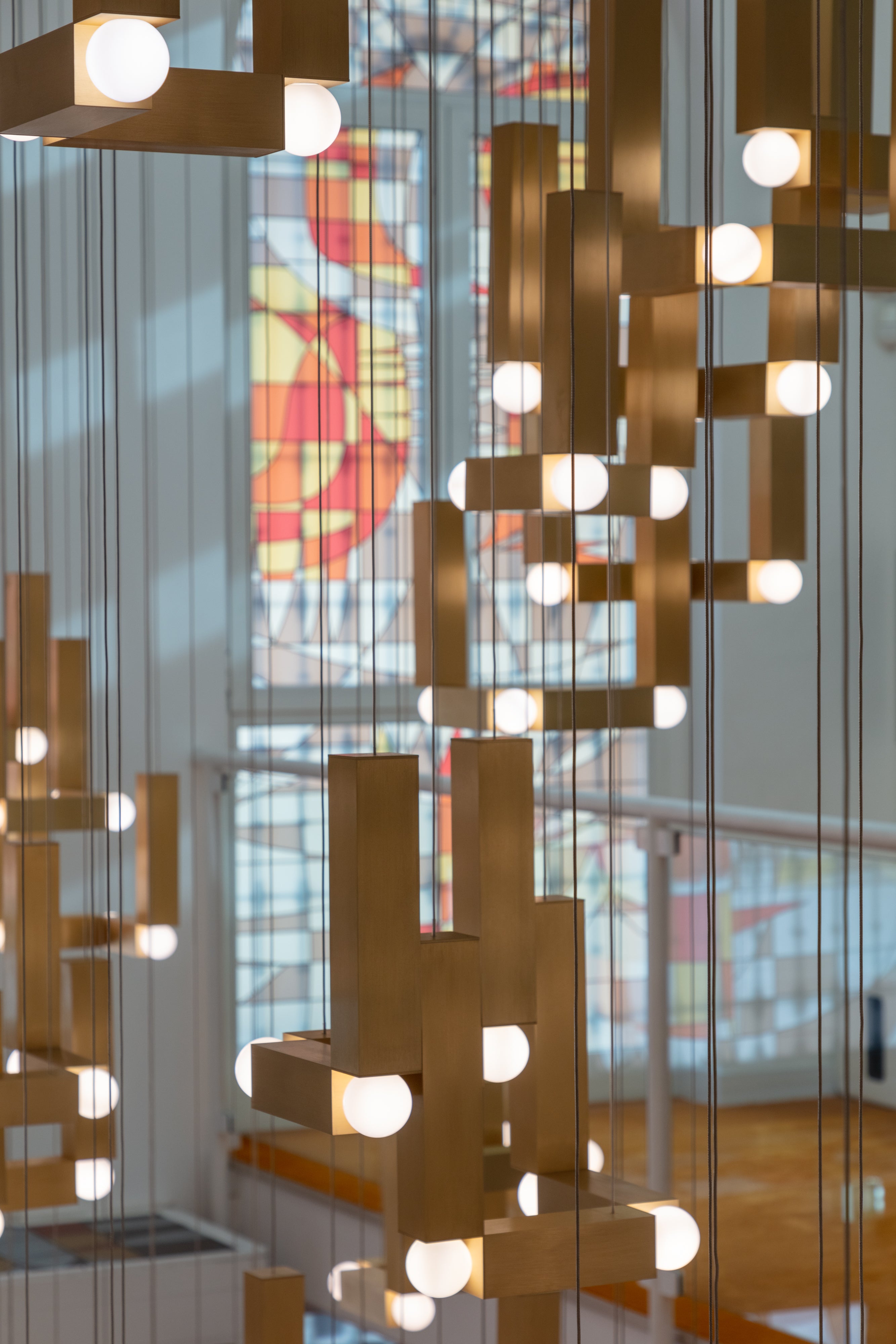 Lampa visící VESPER DUO s opálovým stínidlem a hnědým povrchem