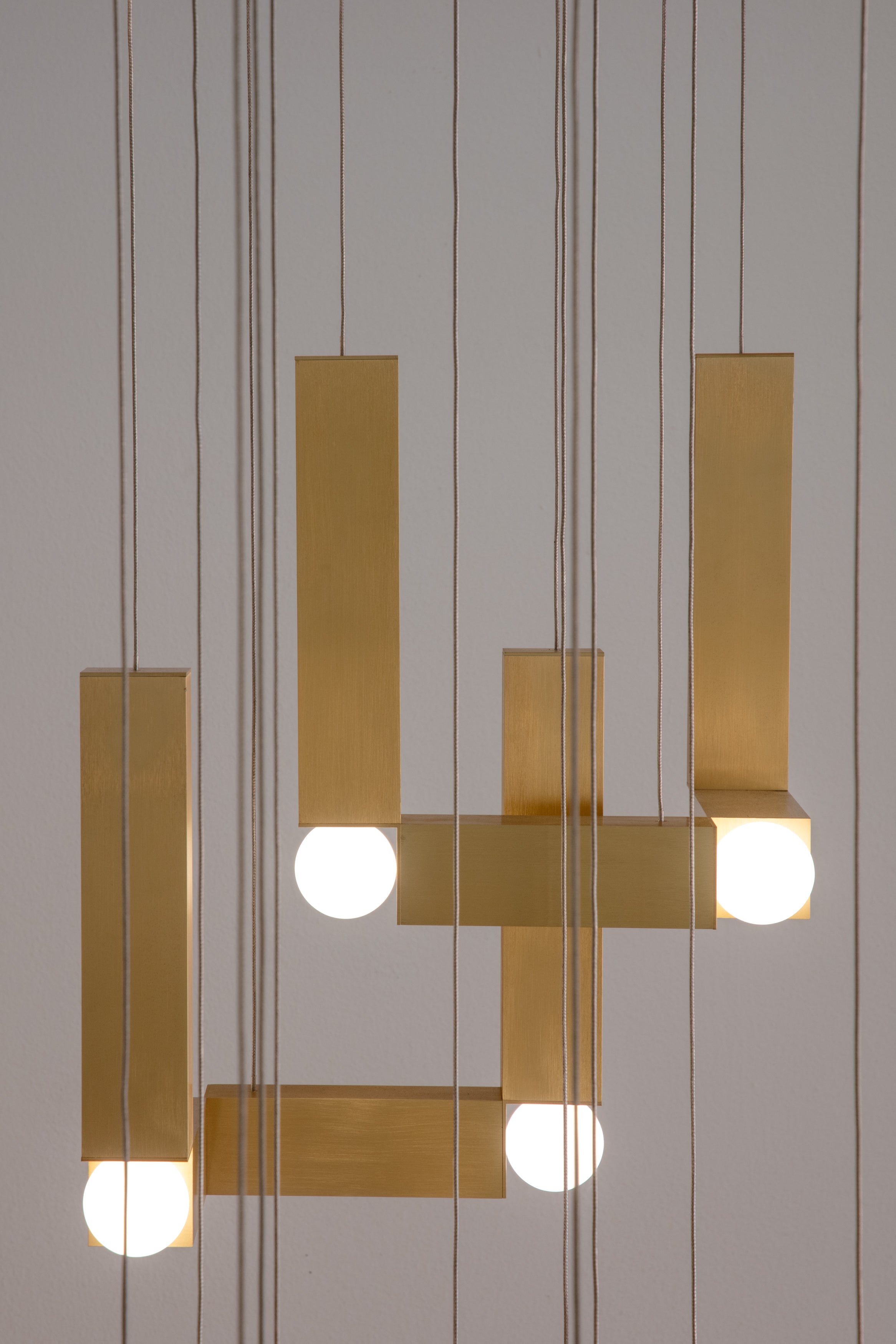 Lampa visící VESPER DUO s opálovým stínidlem a zlatým povrchem