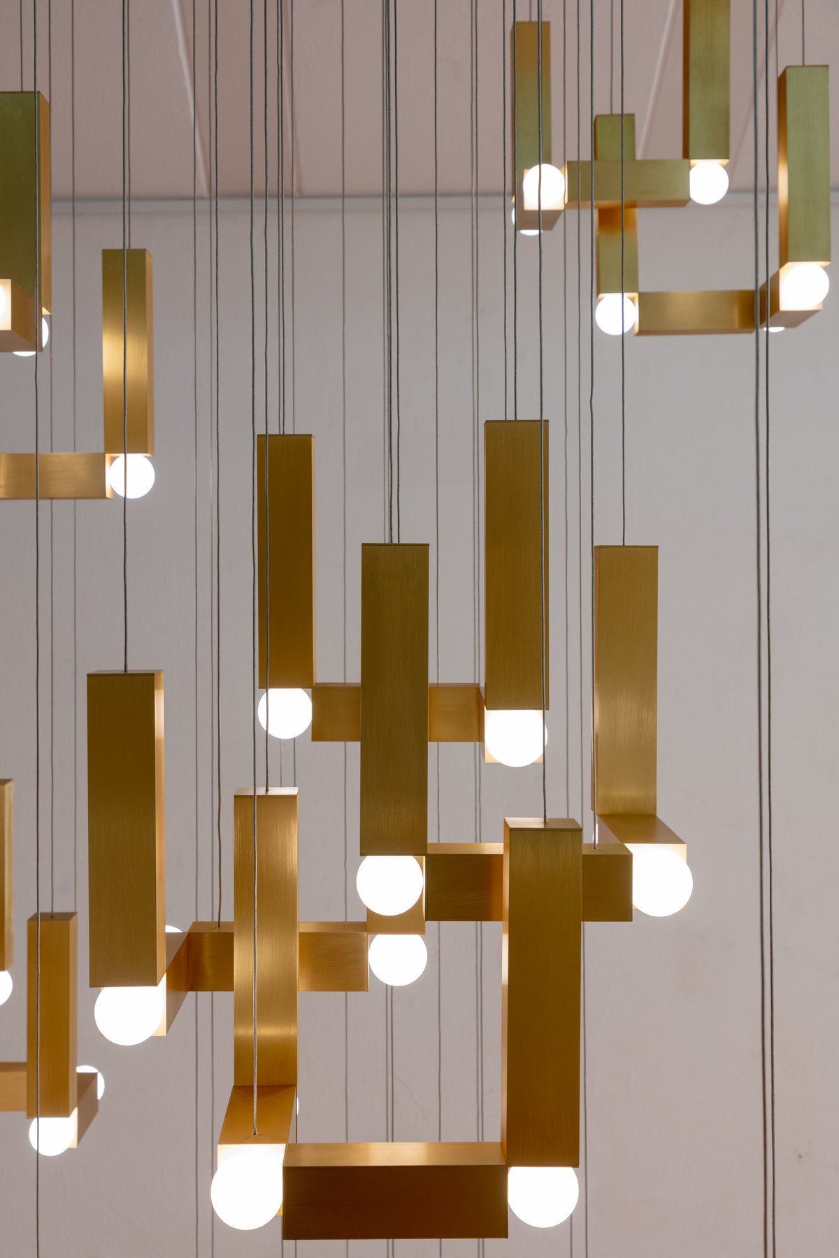 Lampa visící VESPER QUATTRO s opálovým stínidlem a hnědým povrchem.