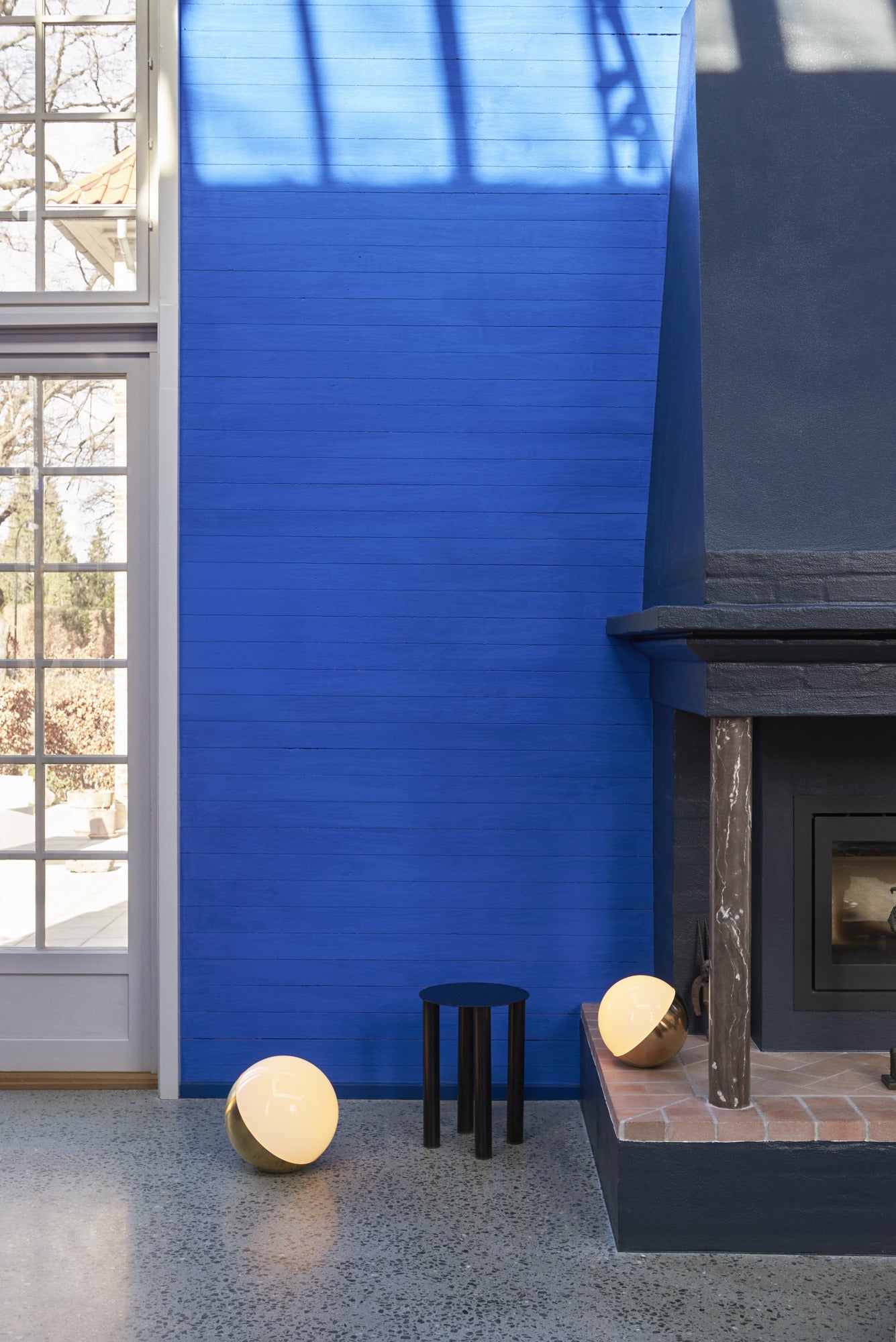 Lampa VL STUDIO bílá s mosazným podstavcem