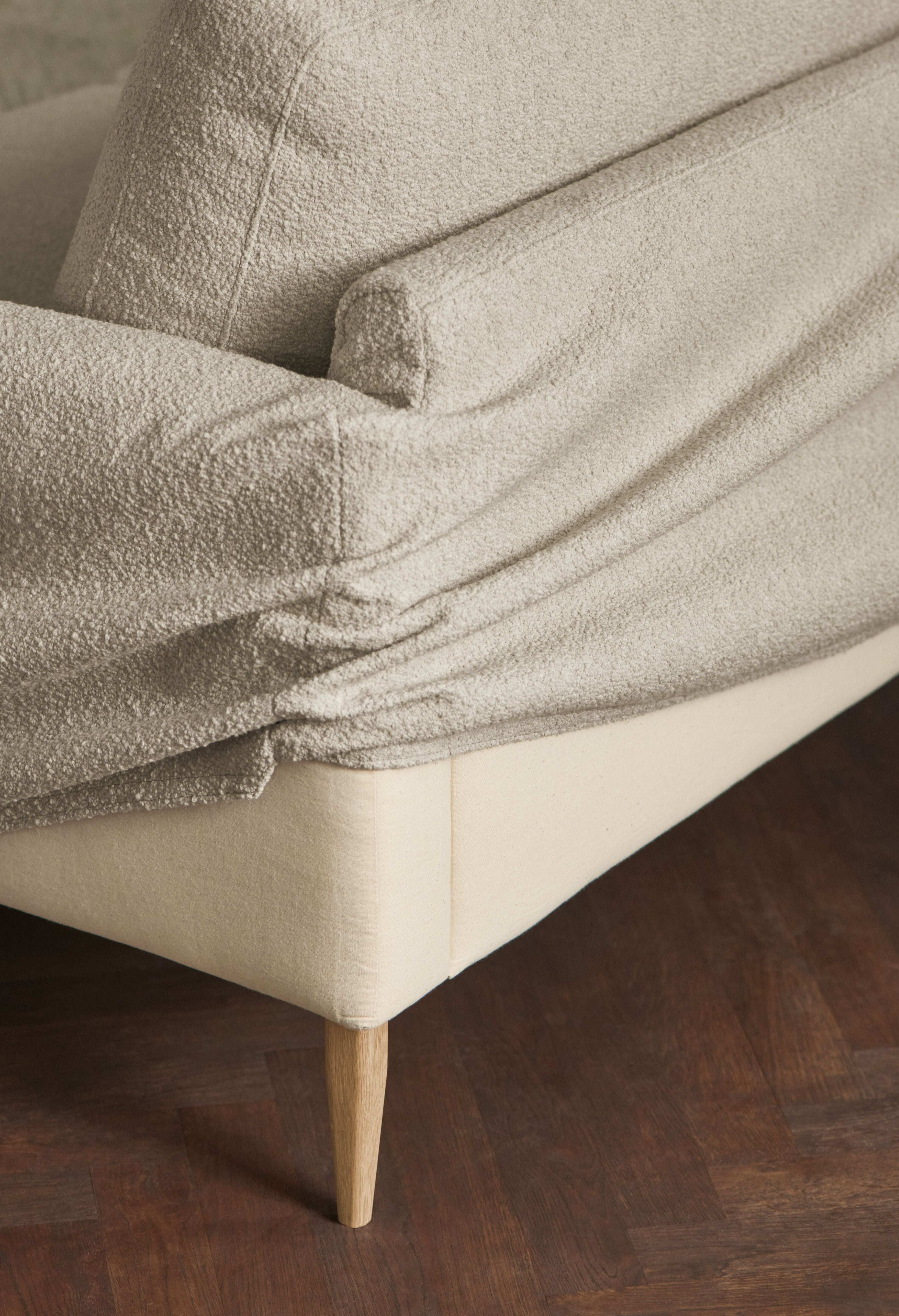 2.5-person sofa Veneda base made of bleached oak wood