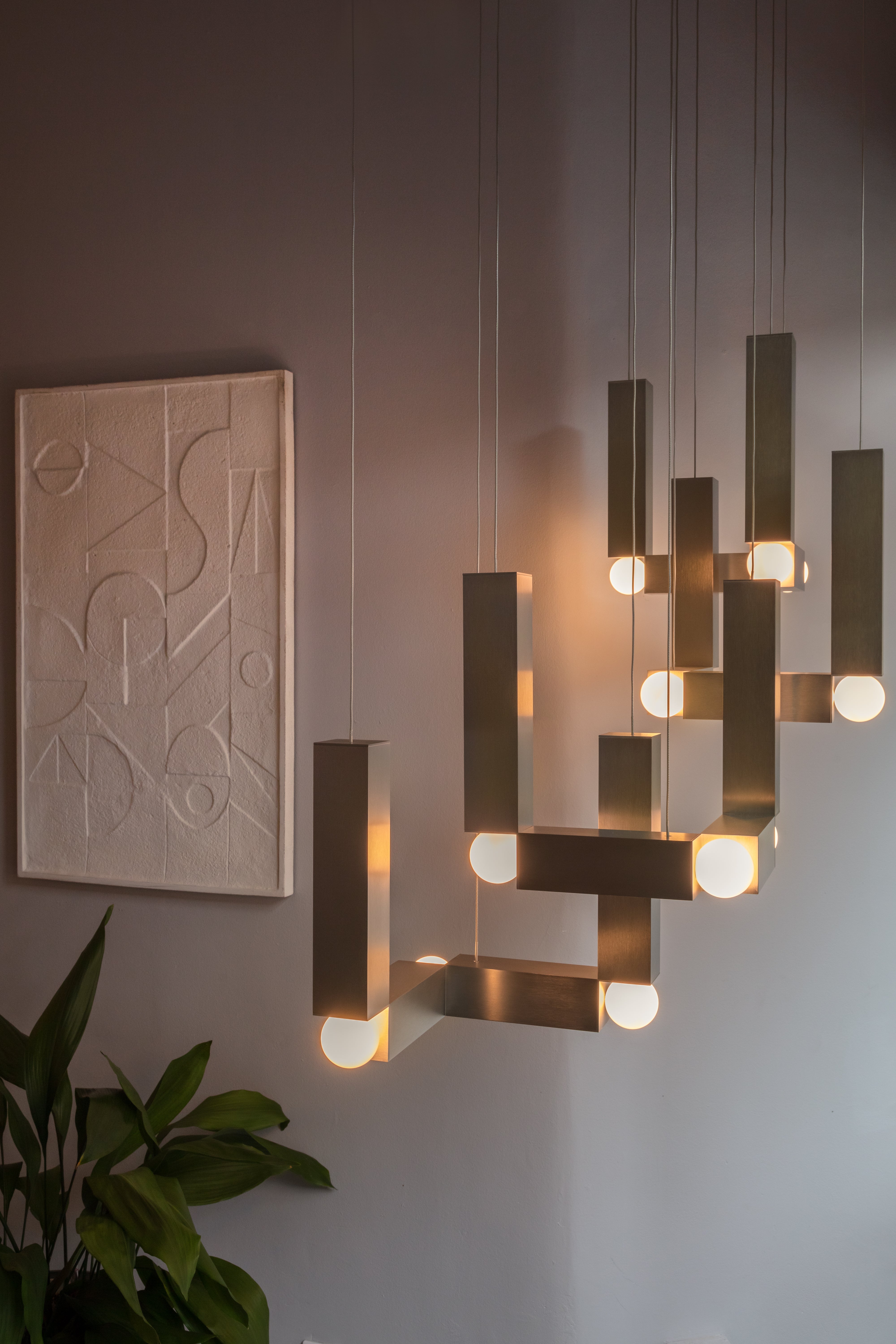 Lampa visící VESPER DUO s opálovým stínidlem a hnědým povrchem
