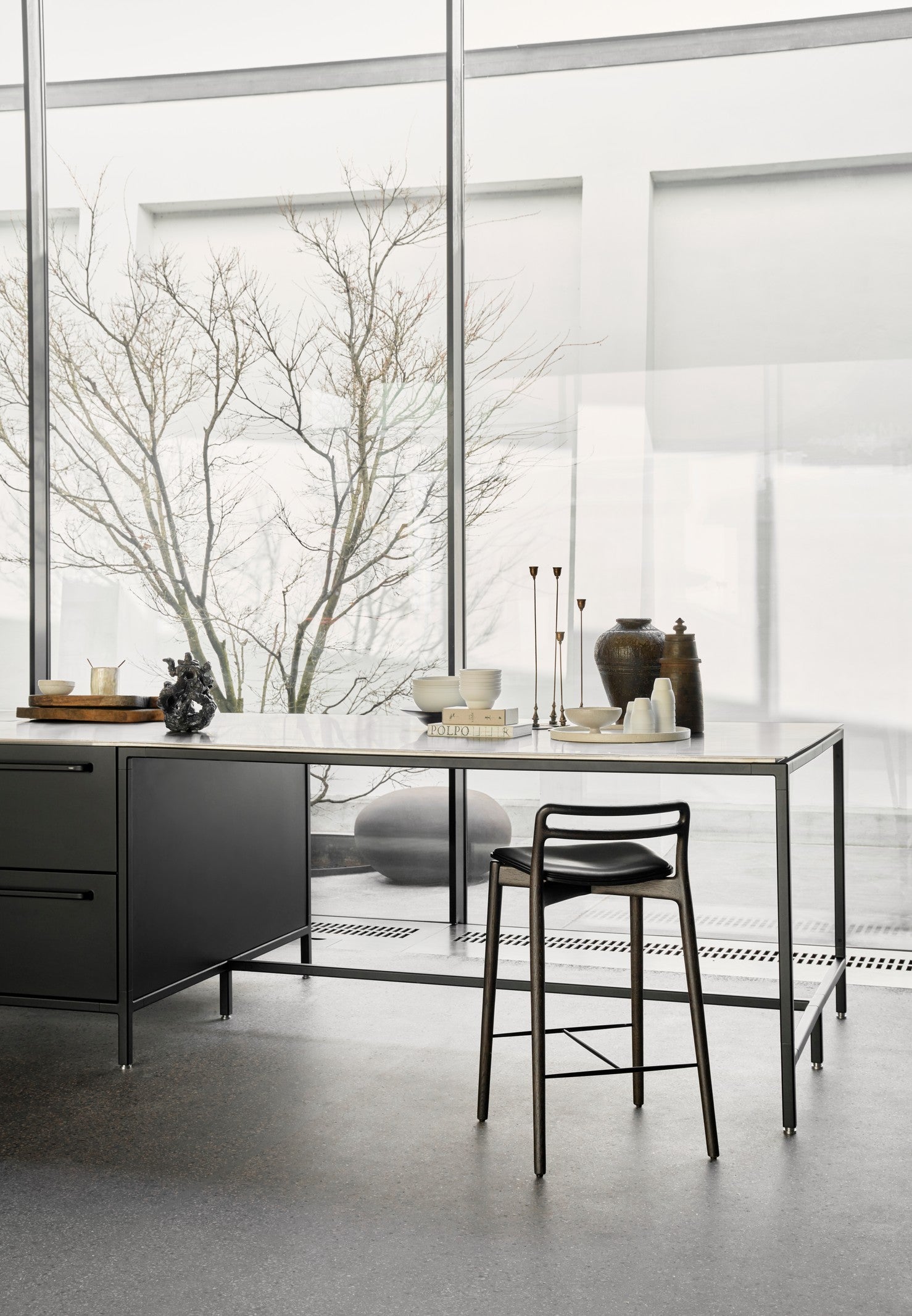 Hoker CABIN černá kůže s tmavě dubovou základnou