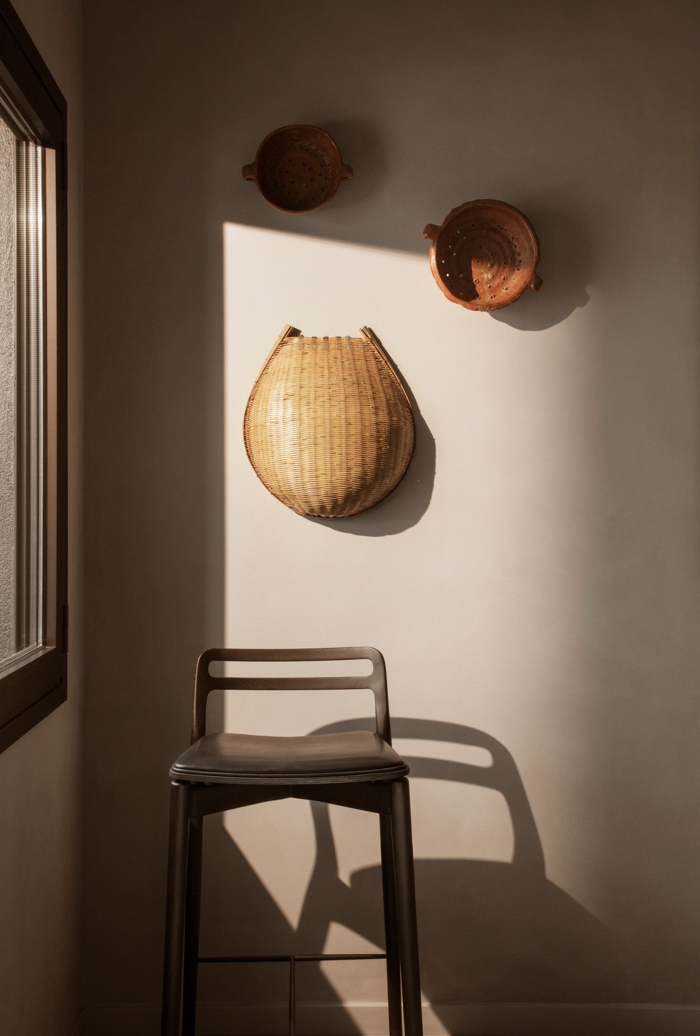 Hoker CABIN černá kůže s tmavě dubovou základnou