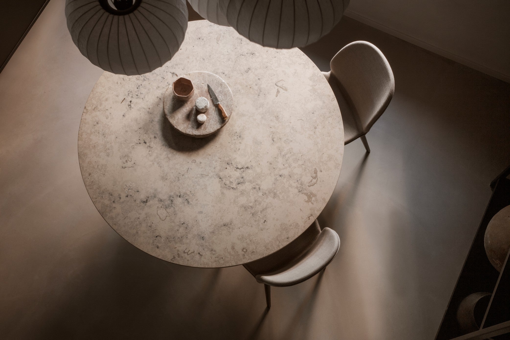 Křeslo LODGE béžové s jasným dubovým podstavcem