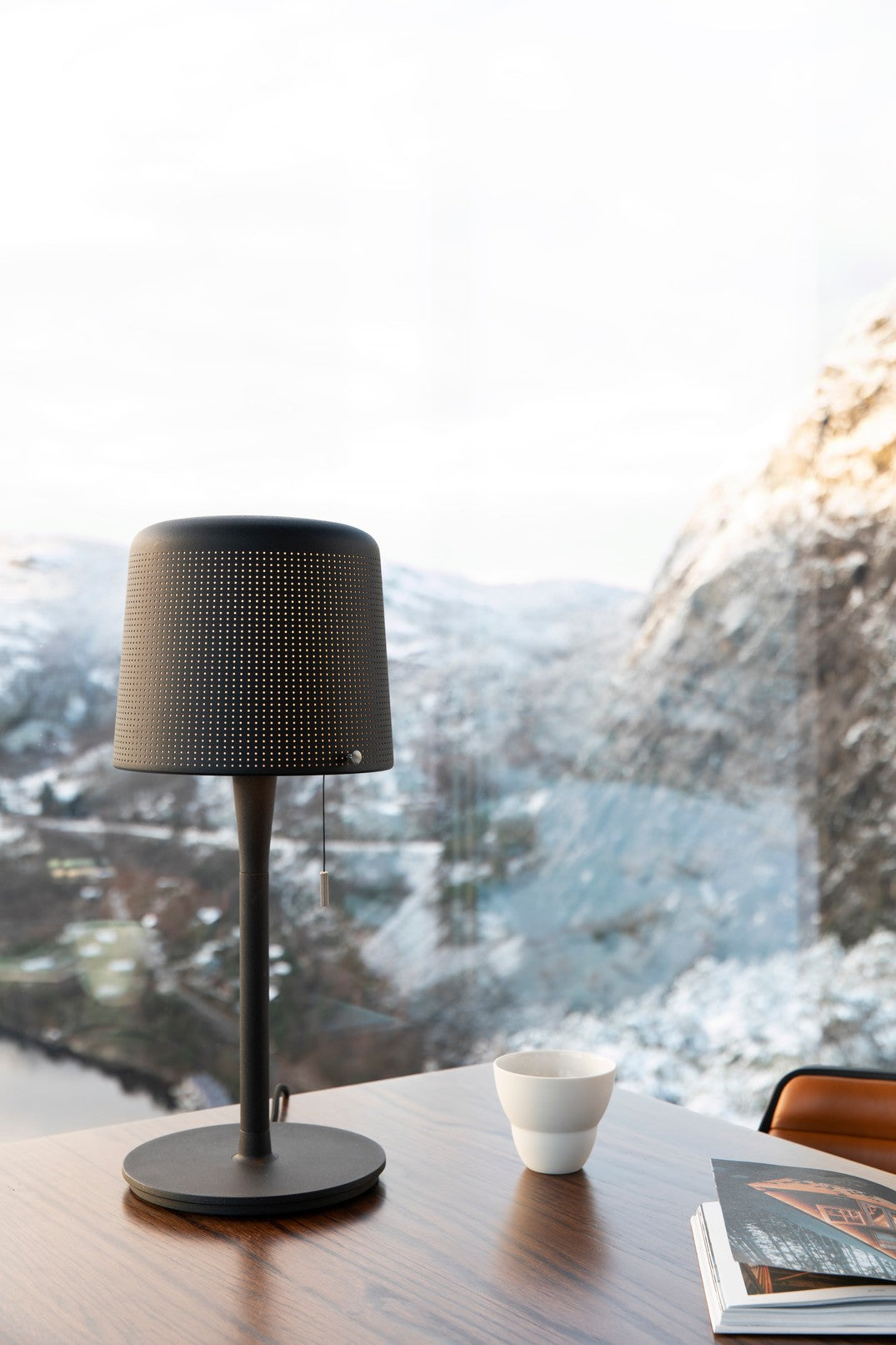 Lampa stołowa 530 czarny metal – szkło, Vipp