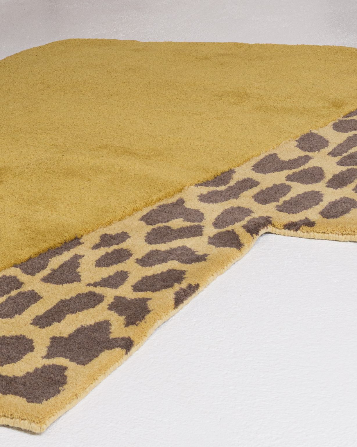 Asymmetrical decorative rug WILD MIST warm ochre