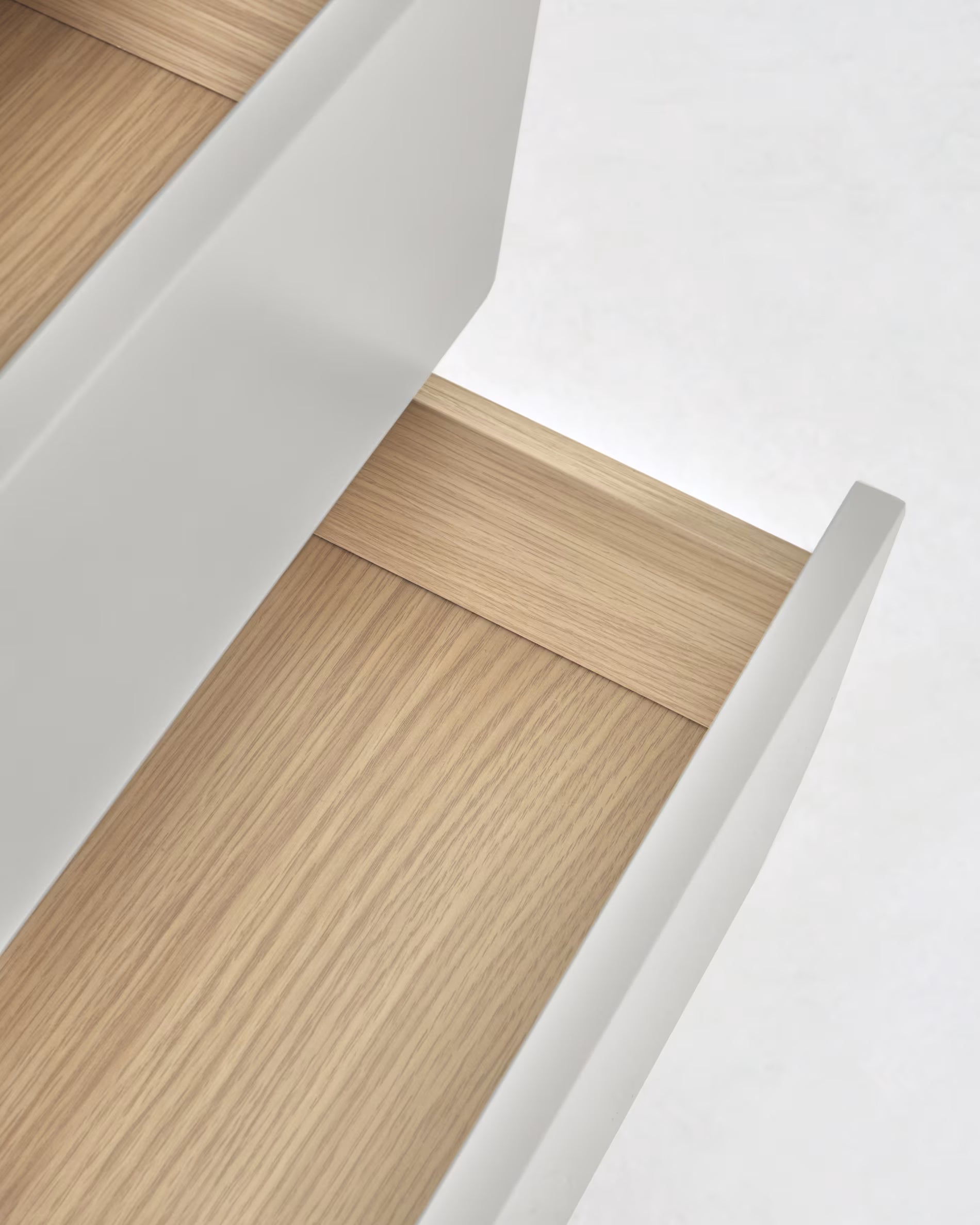 Komoda se zásuvkami ANIELLE světle šedá s dřevem