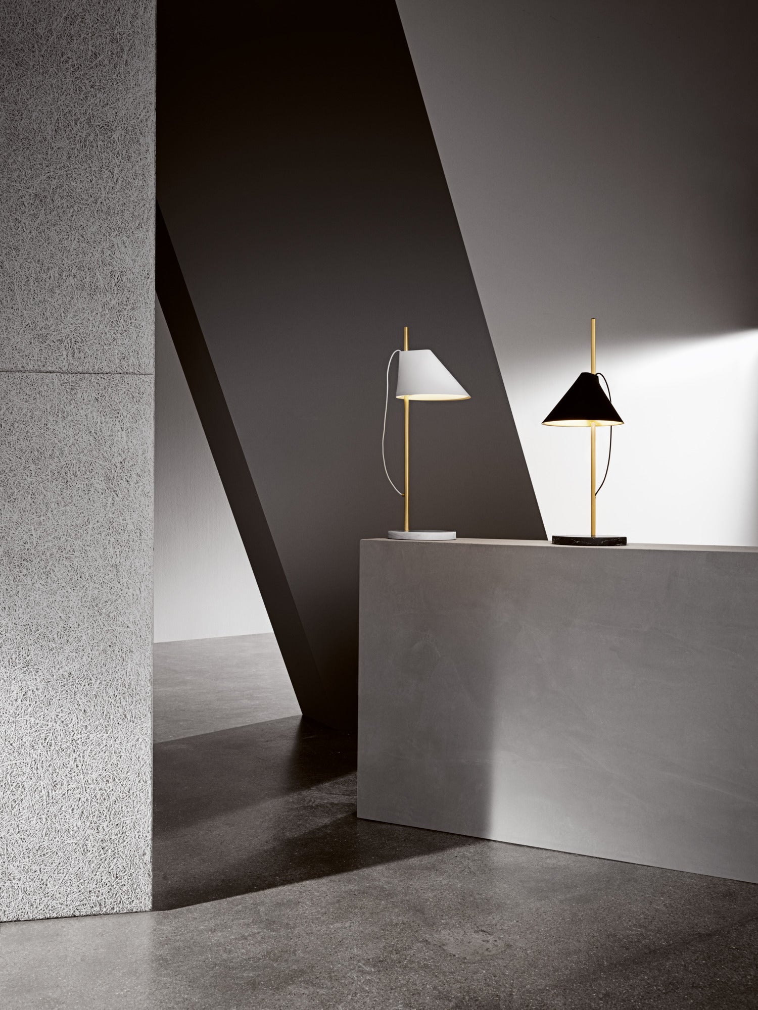 Stolní lampa YUH černá s mosazným podstavcem