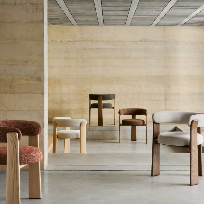 Krzesło z podłokietnikami GRANITE beżowy szenil z ciemną jesionową podstawą