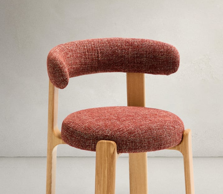 Židle GRANITE červený šenil s jasanovou základnou