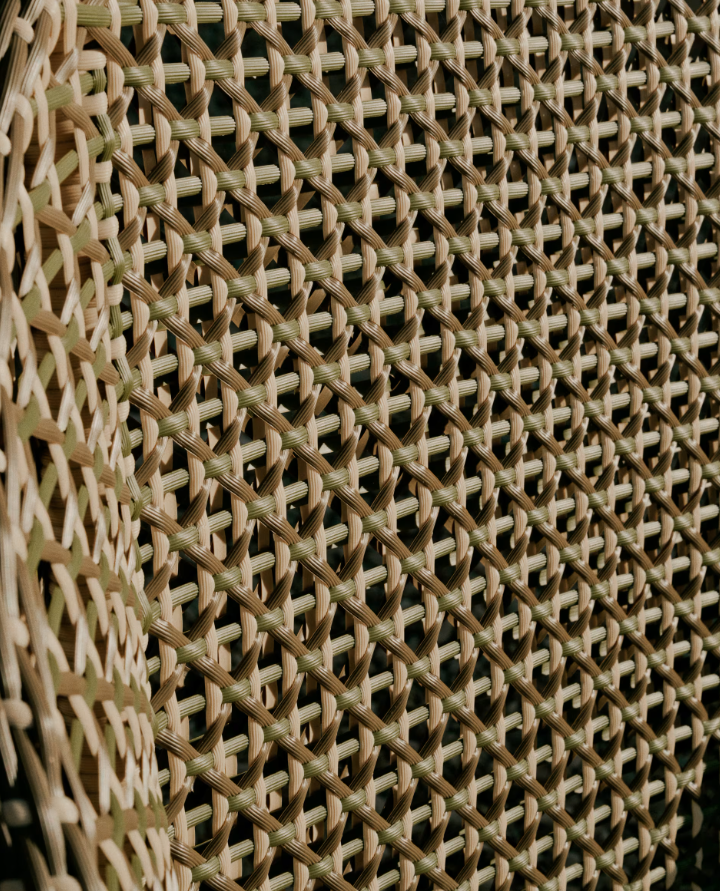 Vysoké venkovní křeslo OLBIA z teakového dřeva s ratanovým sedákem