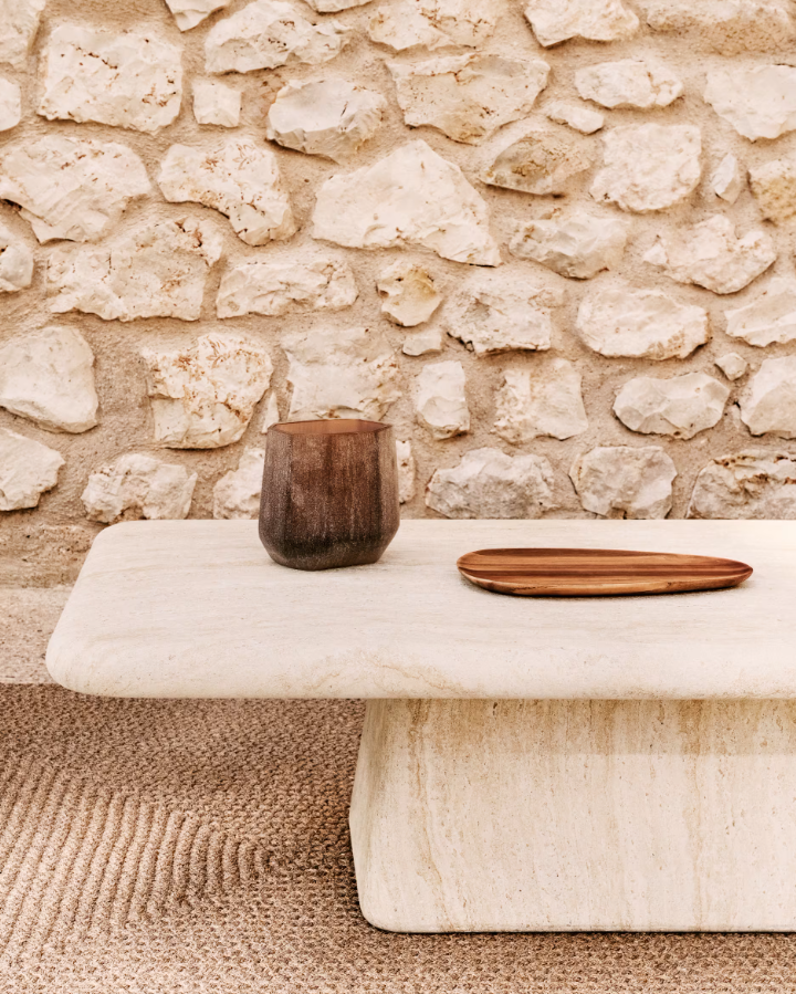 Venkovní konferenční stolek DRASI z cementu napodobující travertin