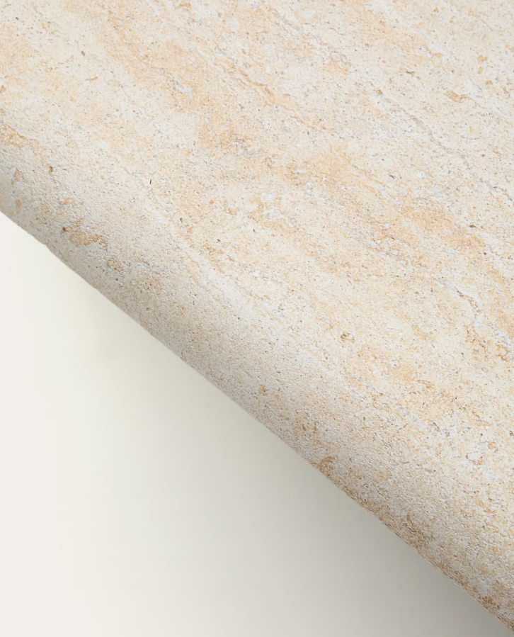 Venkovní konferenční stolek DRASI z cementu napodobující travertin