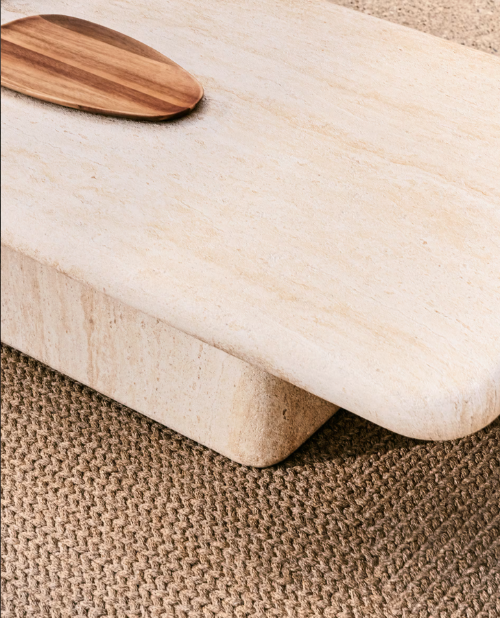 Venkovní konferenční stolek DRASI z cementu napodobující travertin