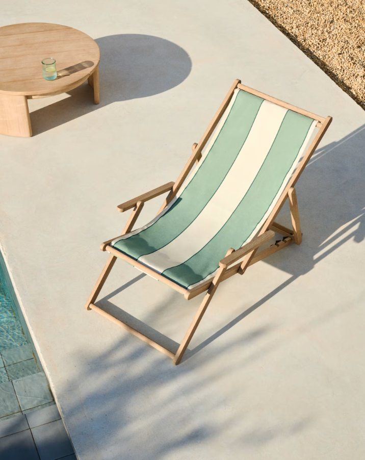 A green-beige Vilara deckchair with an acacia base
