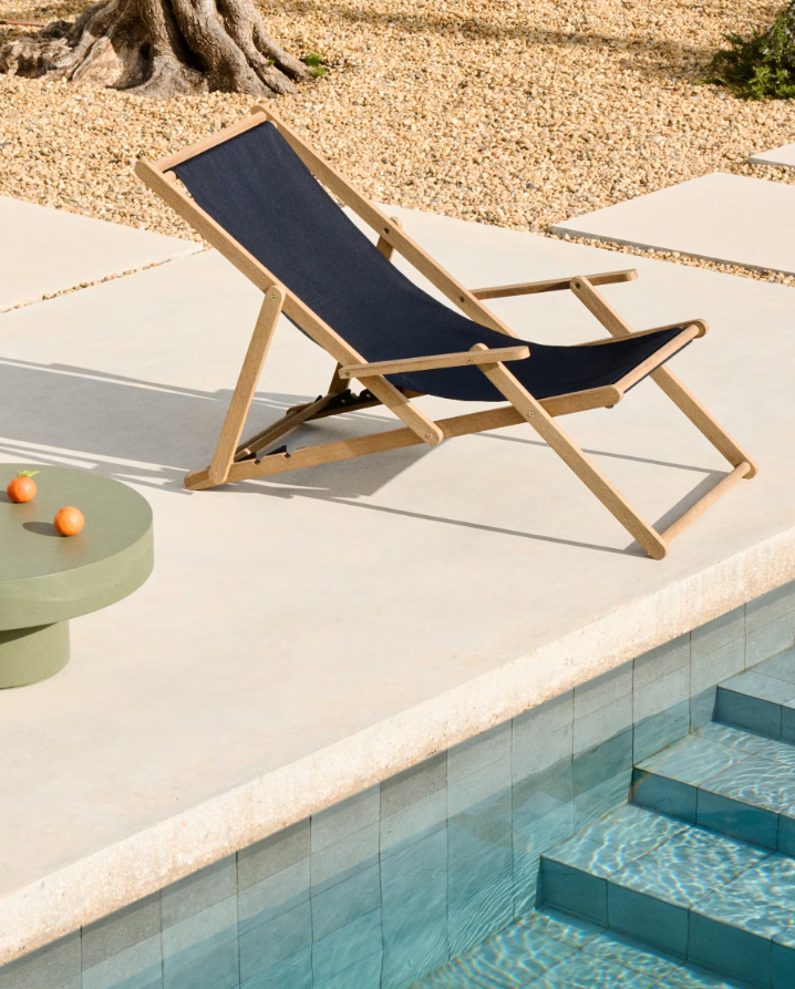 Vilara black deckchair with acacia base