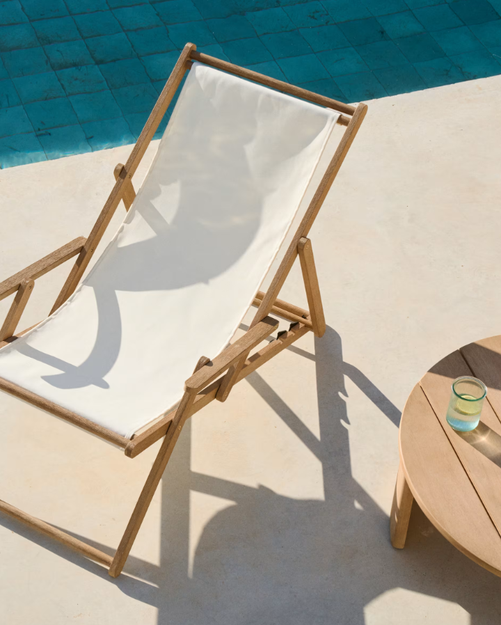 Villara white deckchair with acacia base