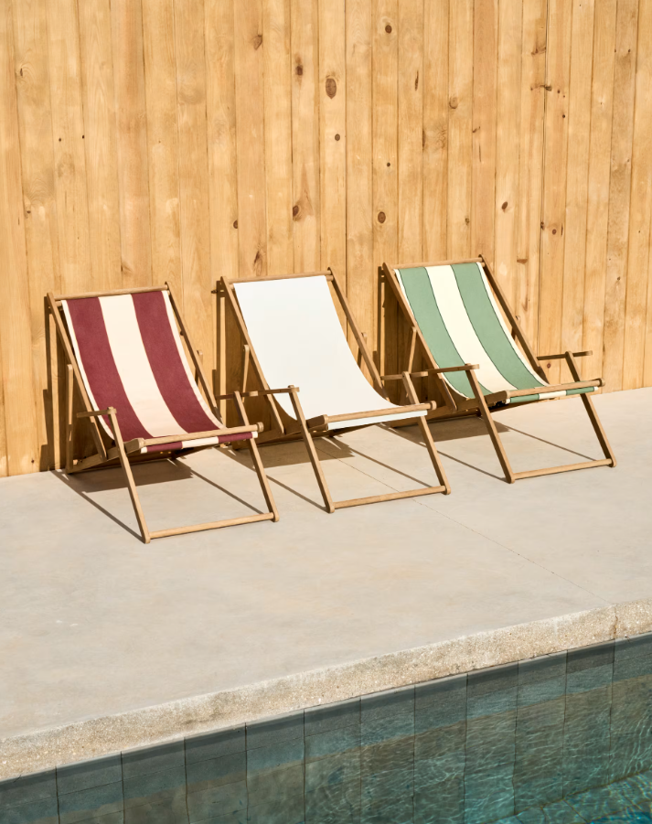 Villara white deckchair with acacia base