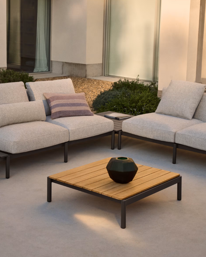 Zahradní konferenční stolek SORELLS z teakového dřeva se šedým podstavcem