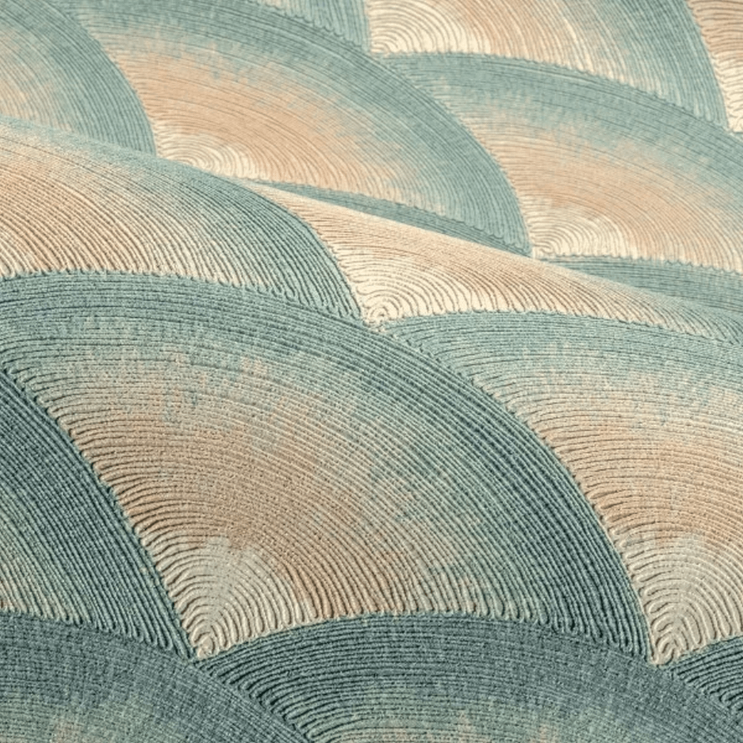 Tapeta strukturalna imitująca haft geometryczna w fale NAMI - CÉLADON/LIN szałwiowy z beżem