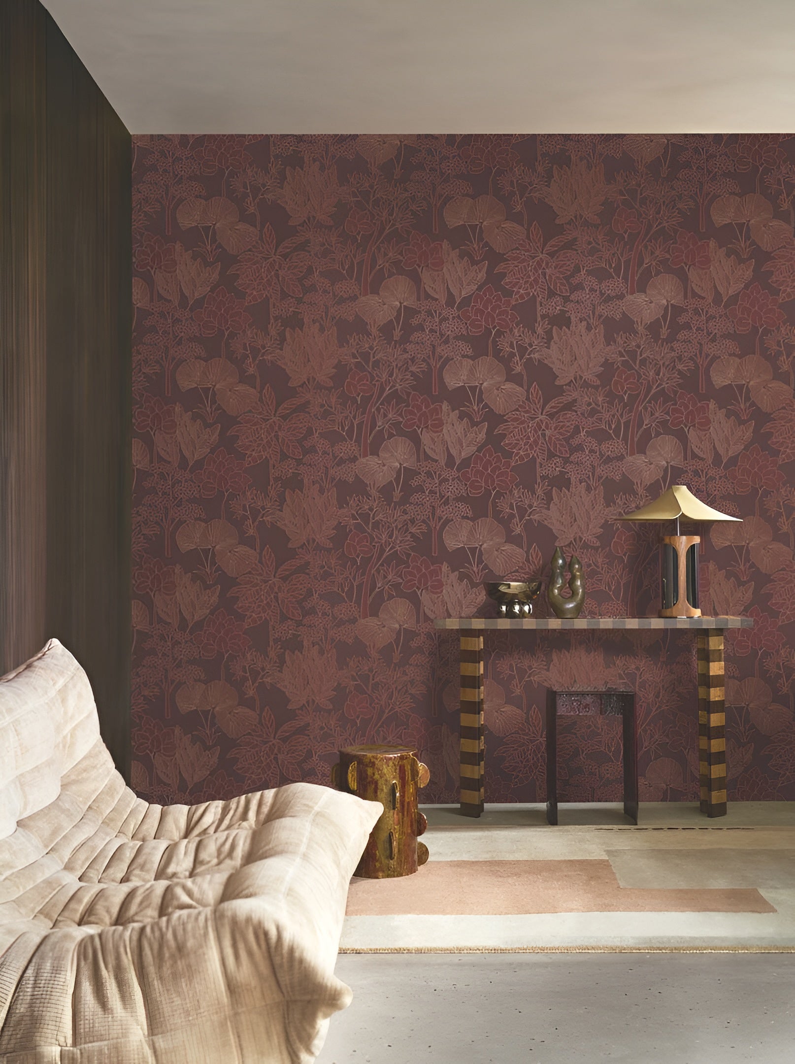 Structural wallpaper with a floral pattern of leaves and flowers INARA - ORANGE BRÛLÉ orange