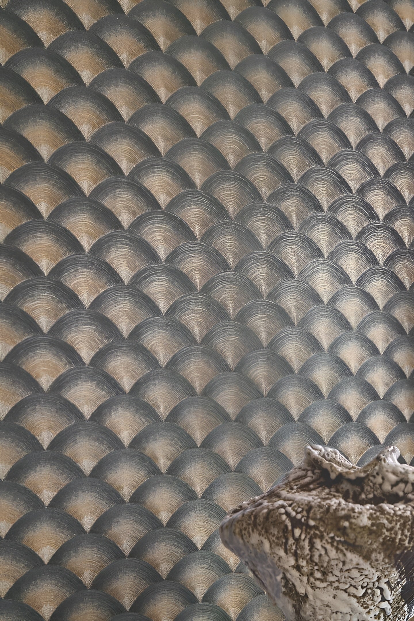 Tapeta strukturalna imitująca haft geometryczna w fale NAMI - NOIR/DORÉ czarny ze złotem