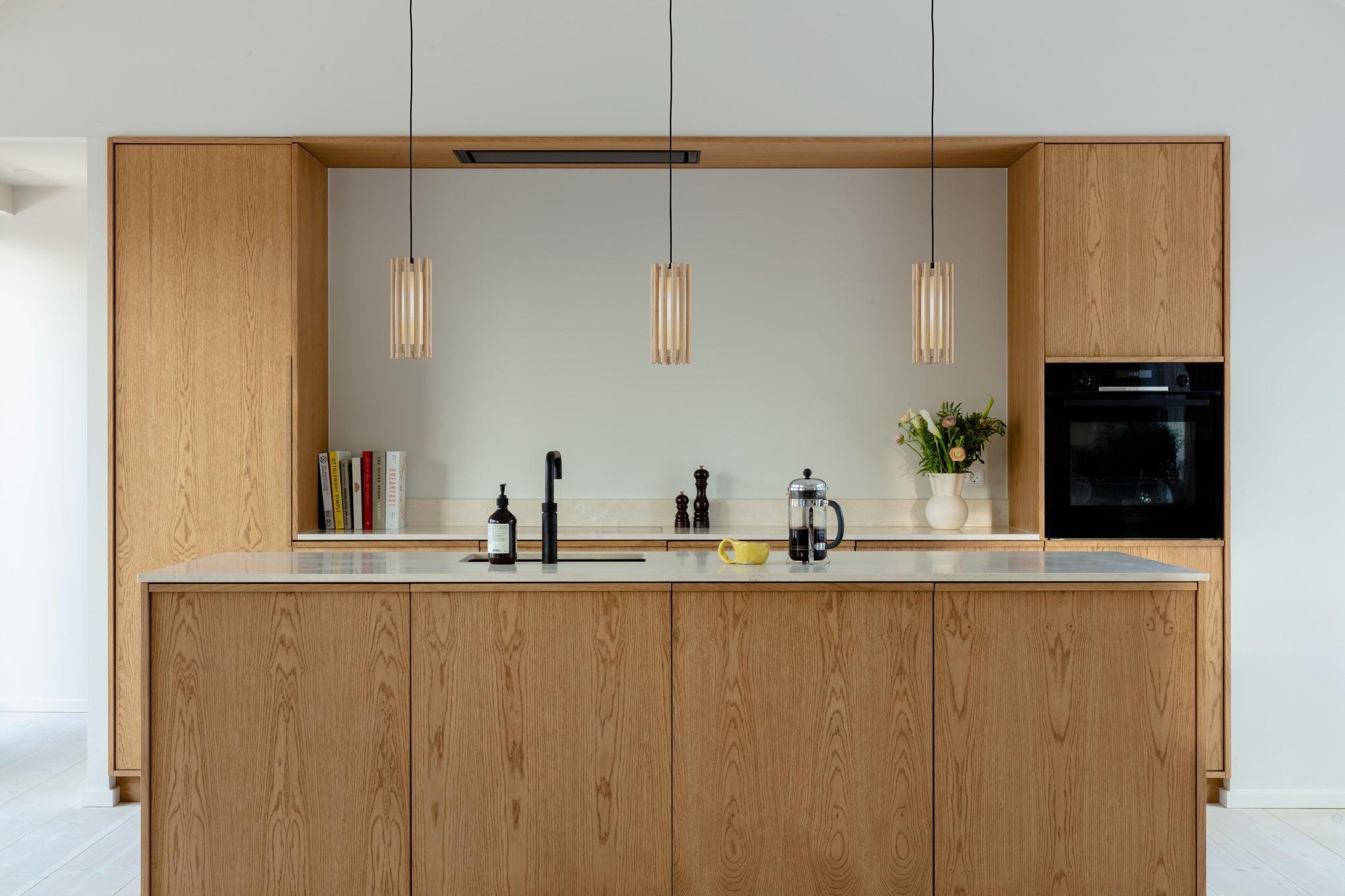 Abażur KOMOREBI ciemnodębowy UMAGE    Eye on Design