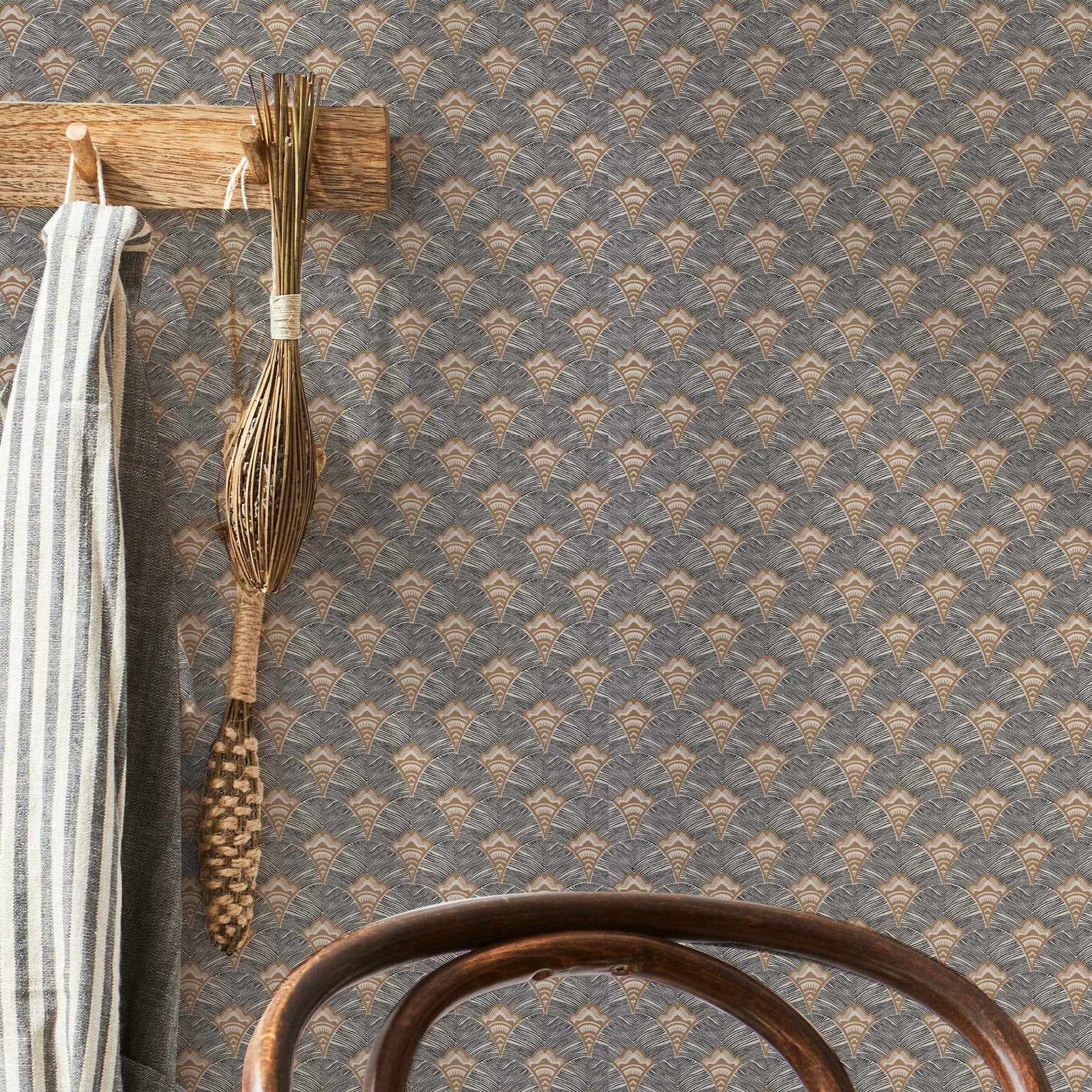 Strukturální tapeta s abstraktním vzorem vějířů ADENIUM - MORDORE šedá se zlatou