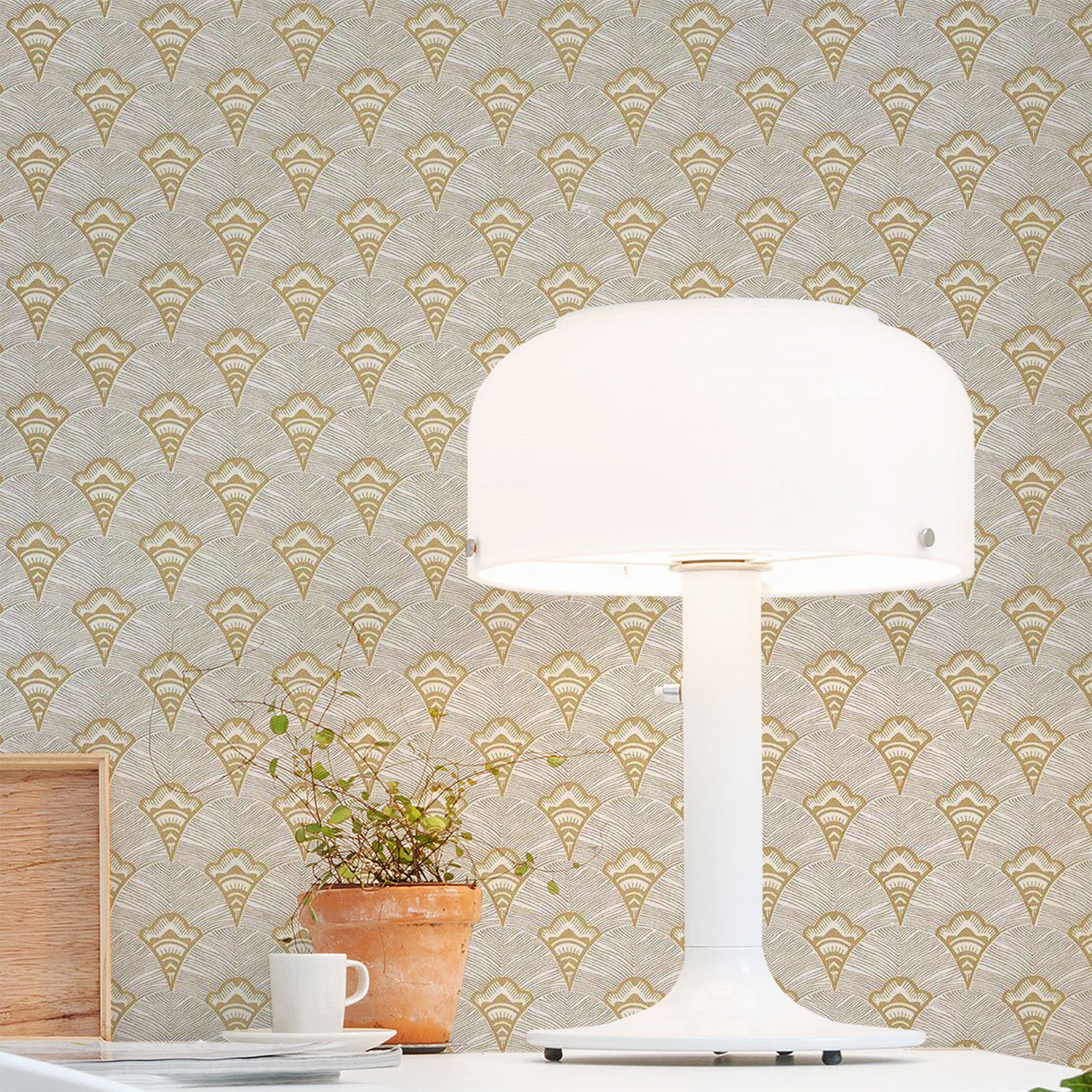 Structural wallpaper with an abstract fan pattern ADENIUM - SABLE sandy with gold
