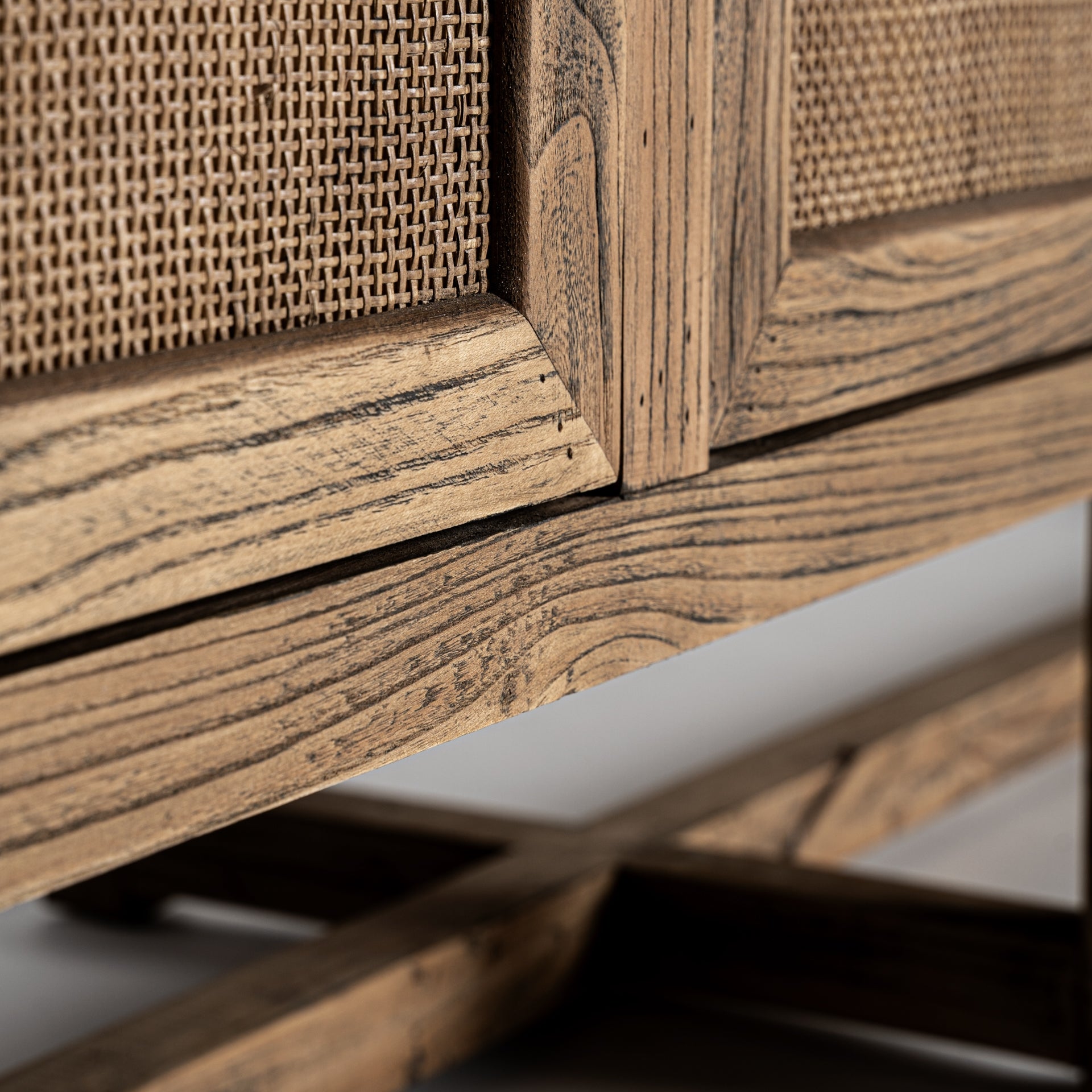 BYREMO Chest of Drawers in Elm Wood