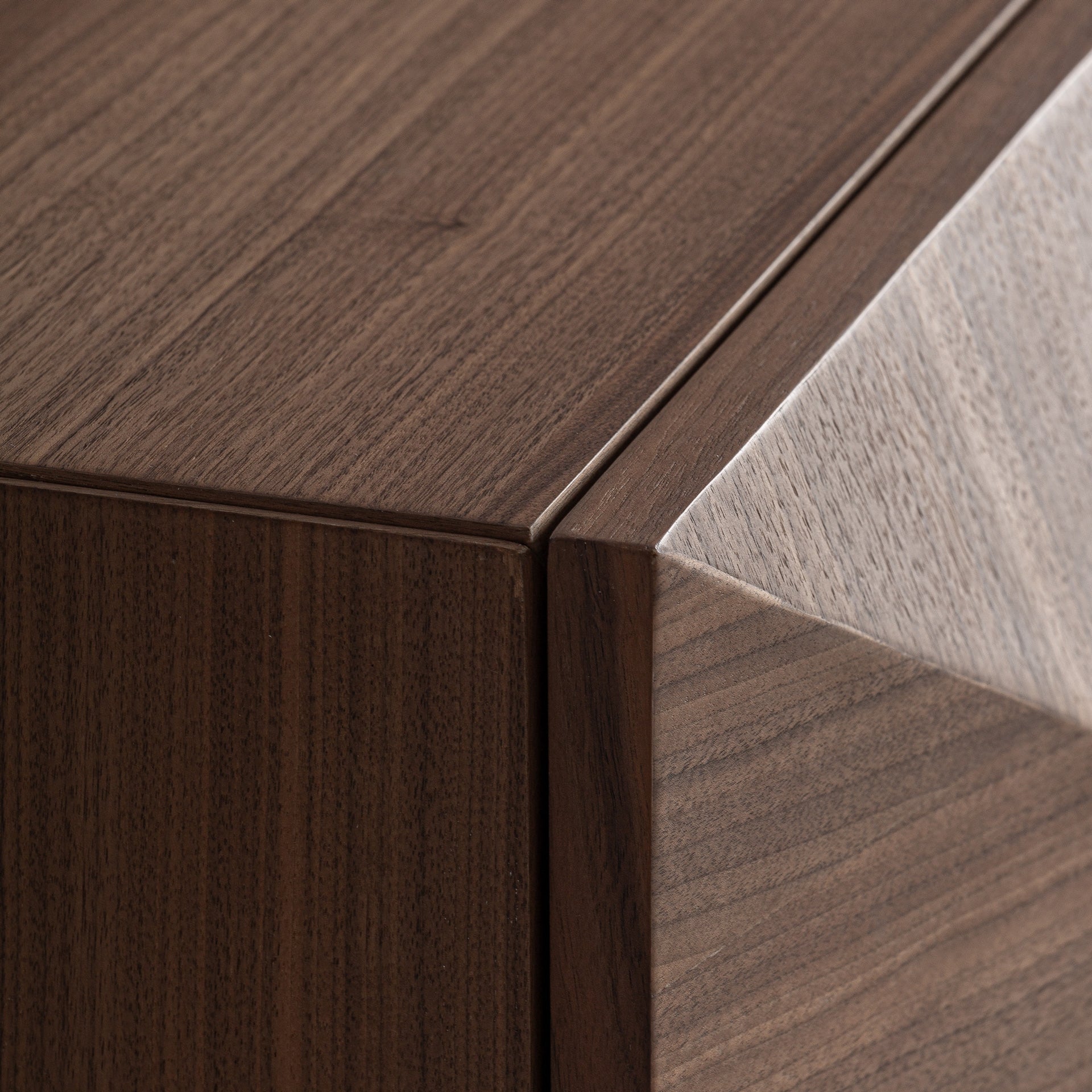 GENEIKEN Chest of Drawers in Walnut