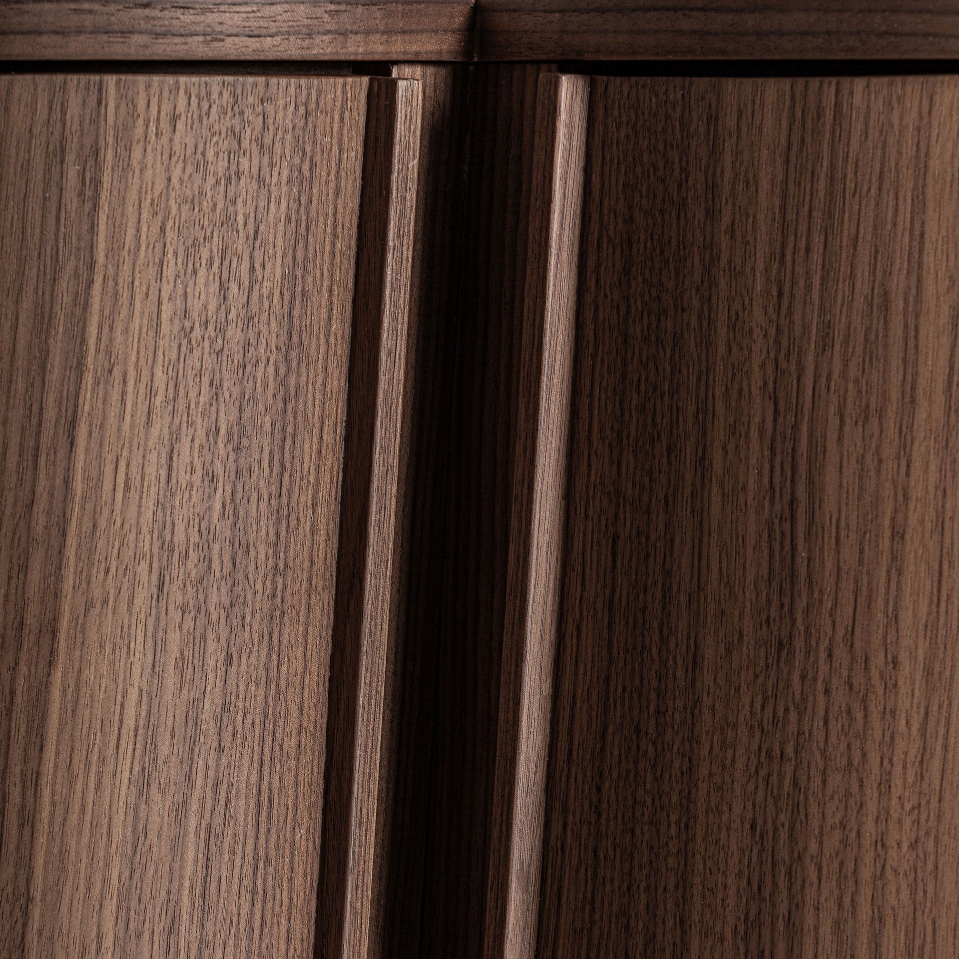 GIFHORN Chest of Drawers in Walnut Finish