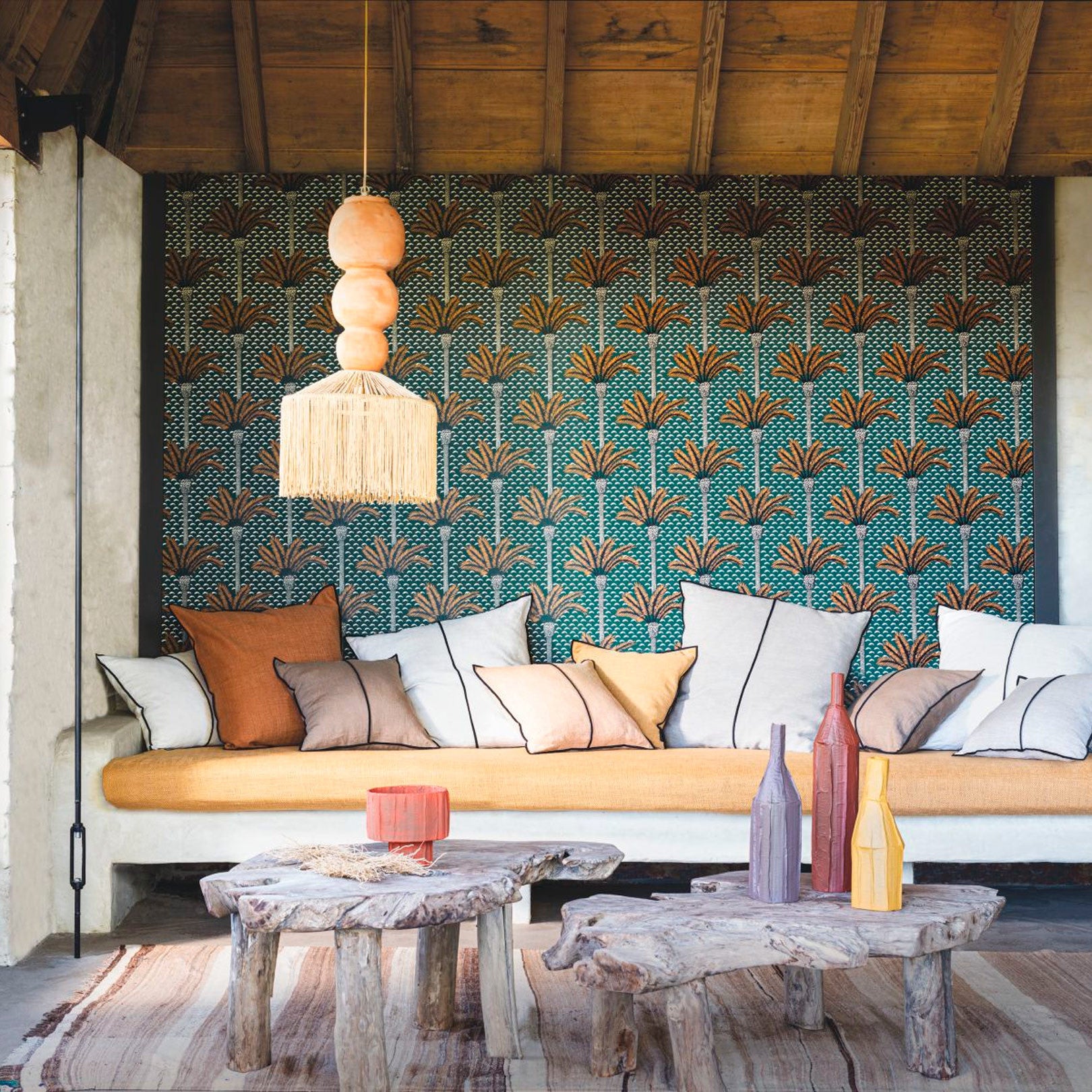 Structural wallpaper with a plant motif in palm trees ATLAS - VERT IMPERIAL green with gold