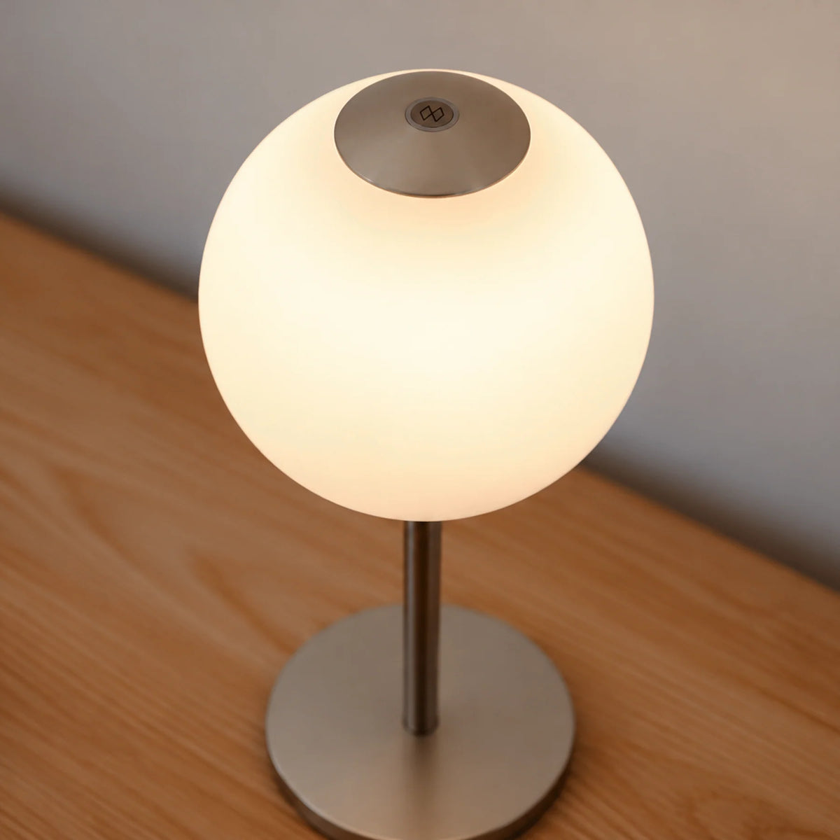 Přenosná lampa AUDREY MOVE bílá se stříbrným detailem