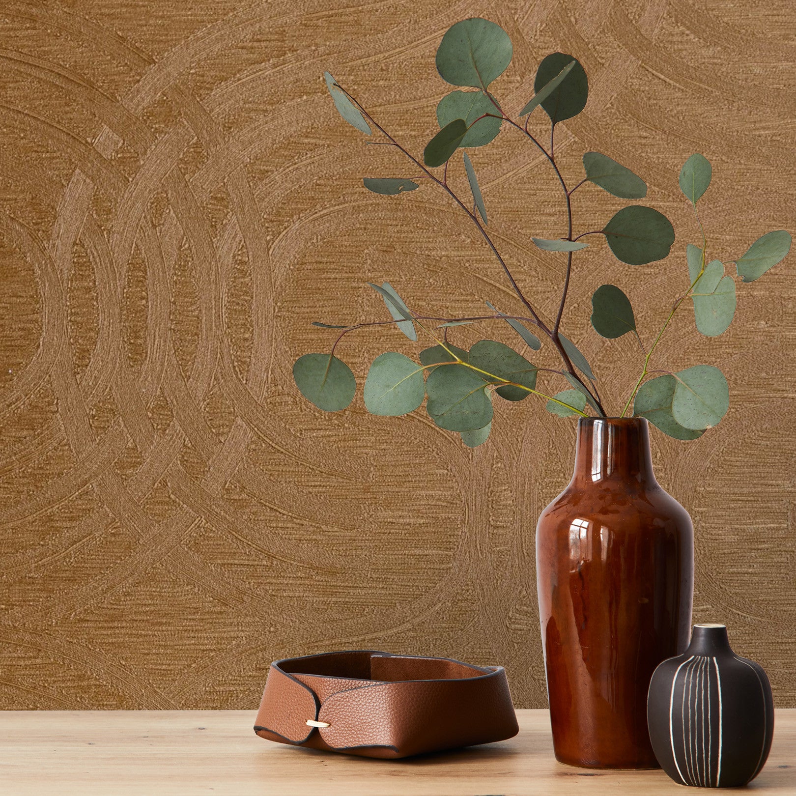 Metalická tapeta s abstraktním vzorem AURARIA - AMBRE jantarový