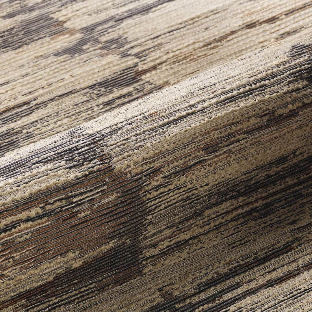 Textilní tapeta se strukturou pruhů ALCHEMILLA - NOIR/TABAC tabákově hnědá s béžovou