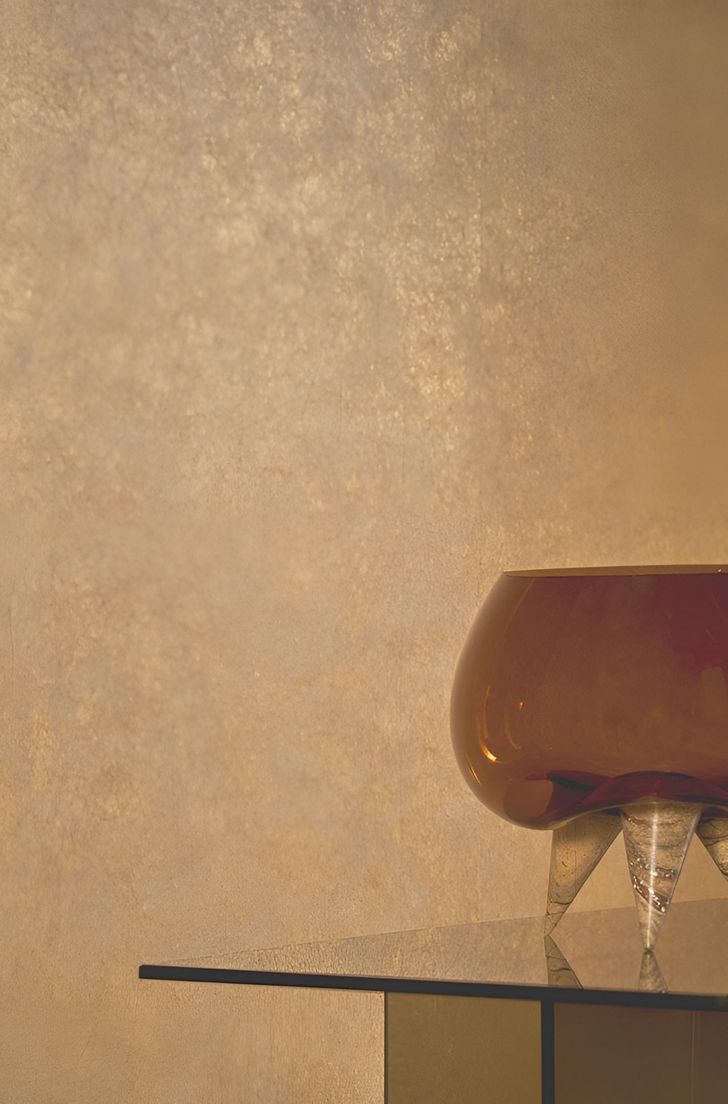 Textilní tapeta se strukturovaným metalickým povrchem a řasením OXEA - DORÉ zlatá