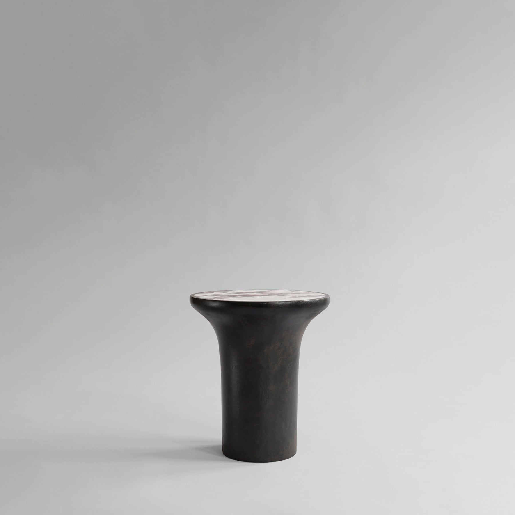 TRUMPET side table in concrete with marble