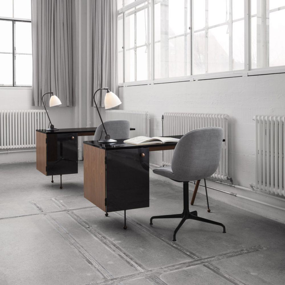 Otočné křeslo BEETLE čalouněné s černým podstavcem