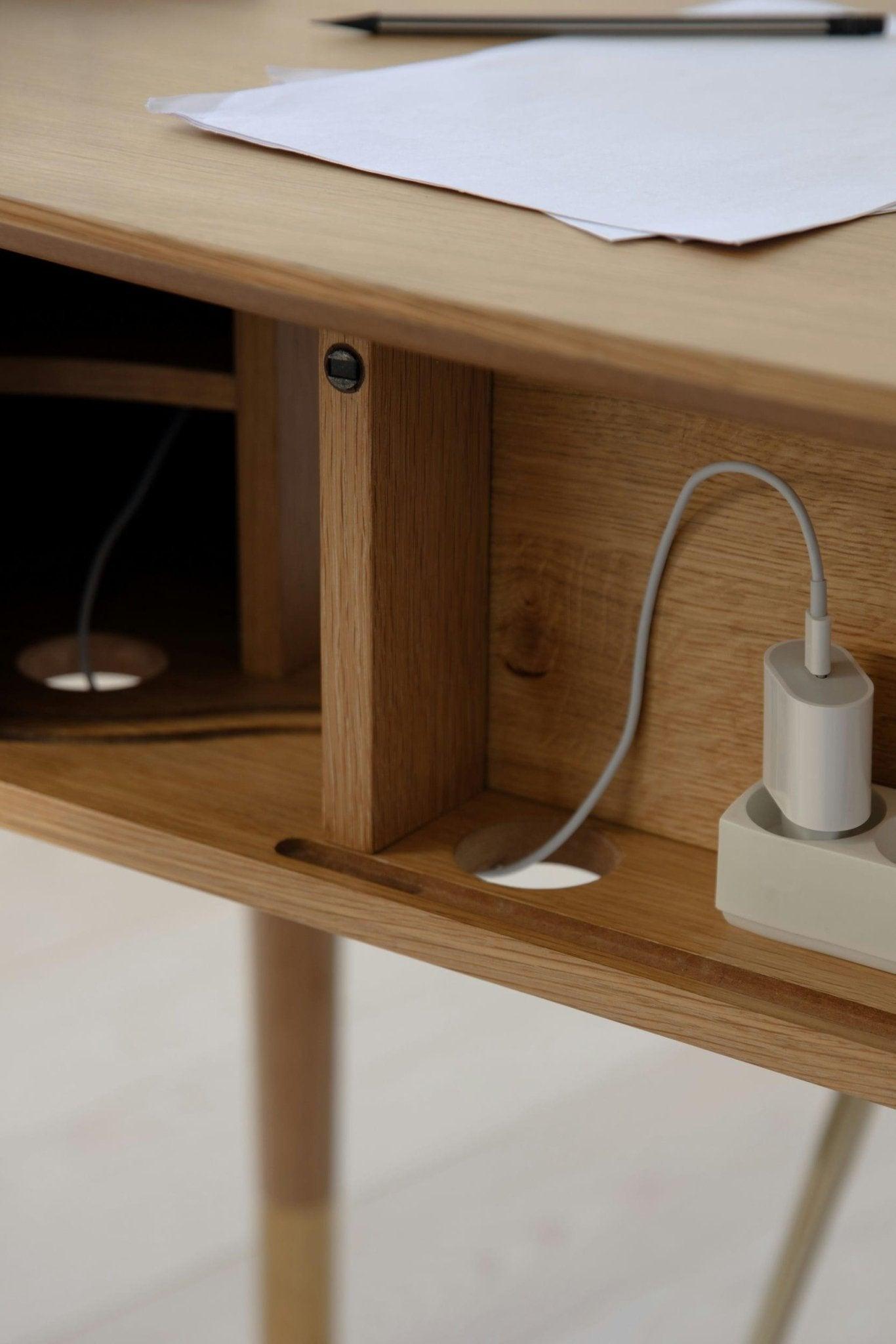 Biurko AUDACIOUS karmelowy z dębem UMAGE    Eye on Design